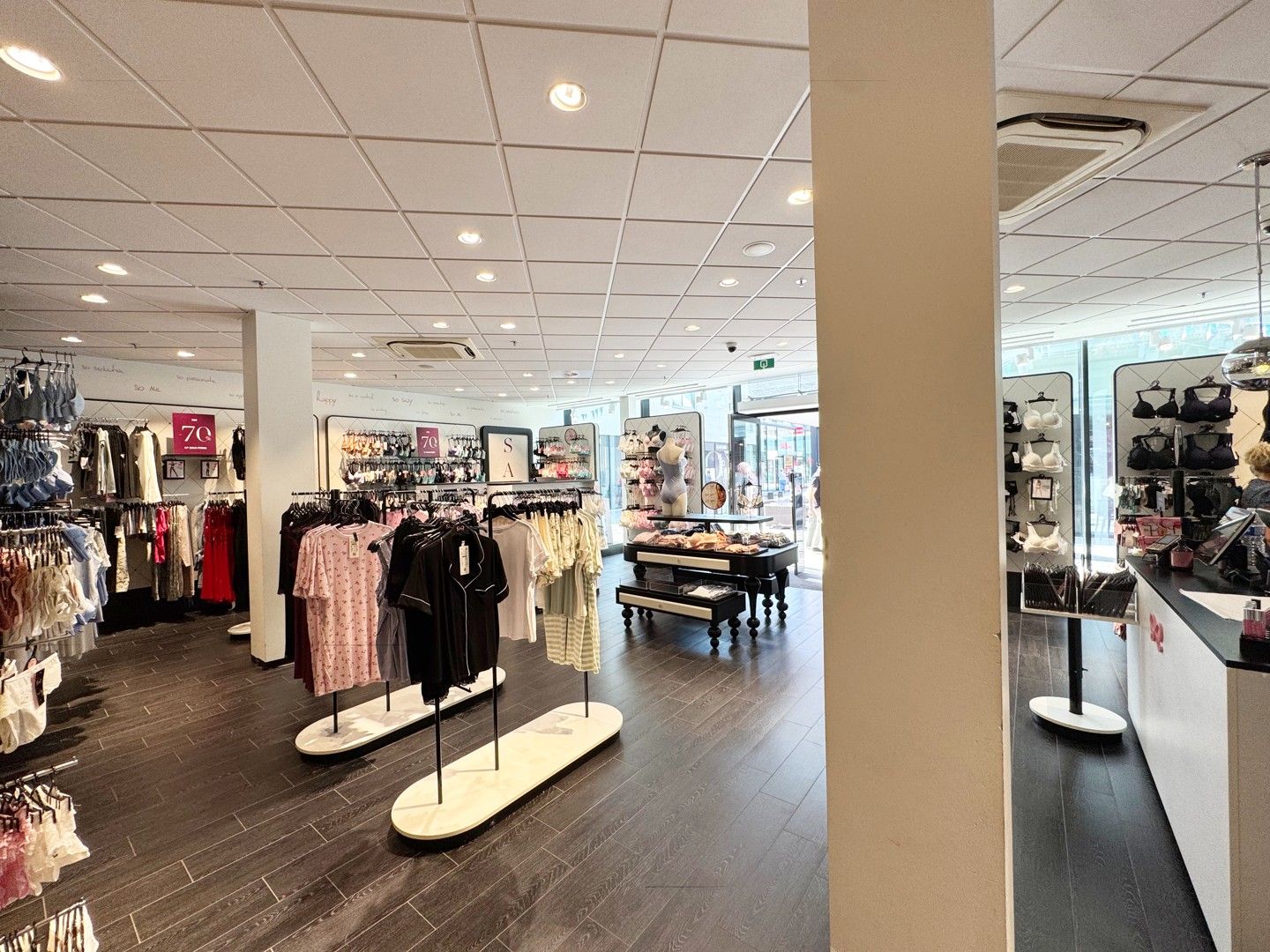 Handelspand gelegen op een toplocatie in hartje Bilzen foto 4