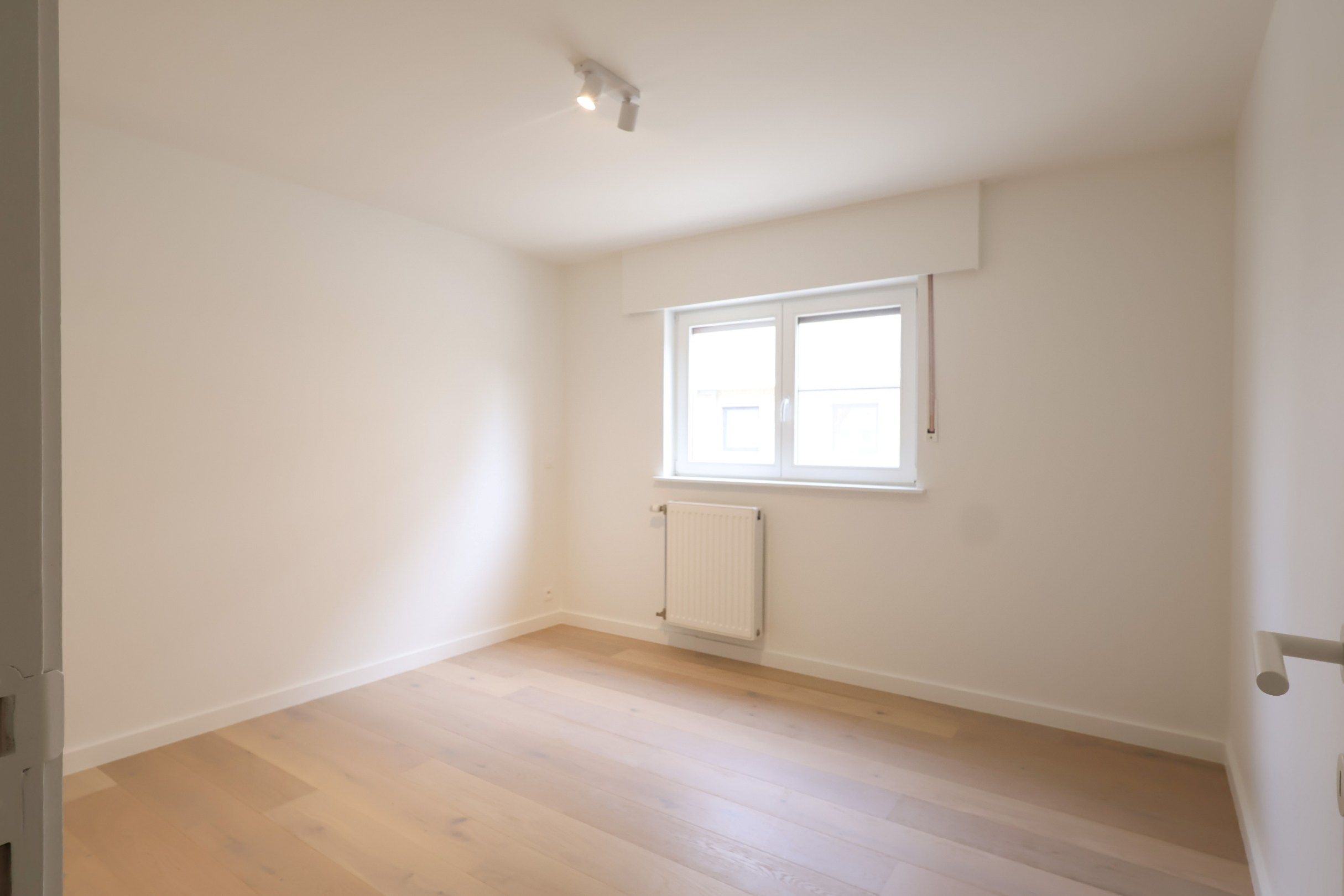 Gerenoveerd appartement met terras én garagebox vlak bij het strand van Sint-André Oostduinkerke foto 11