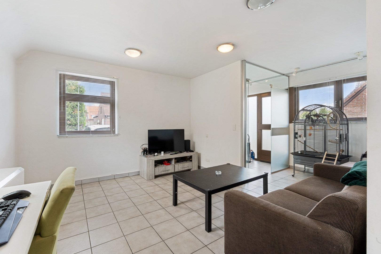 Comfortabel gebouw, onderverdeeld in een gelijkvloers appartement en een woning (210 + 210A), op een perceel van 9a60 met diverse mogelijkheden (kangoeroewoning foto 3