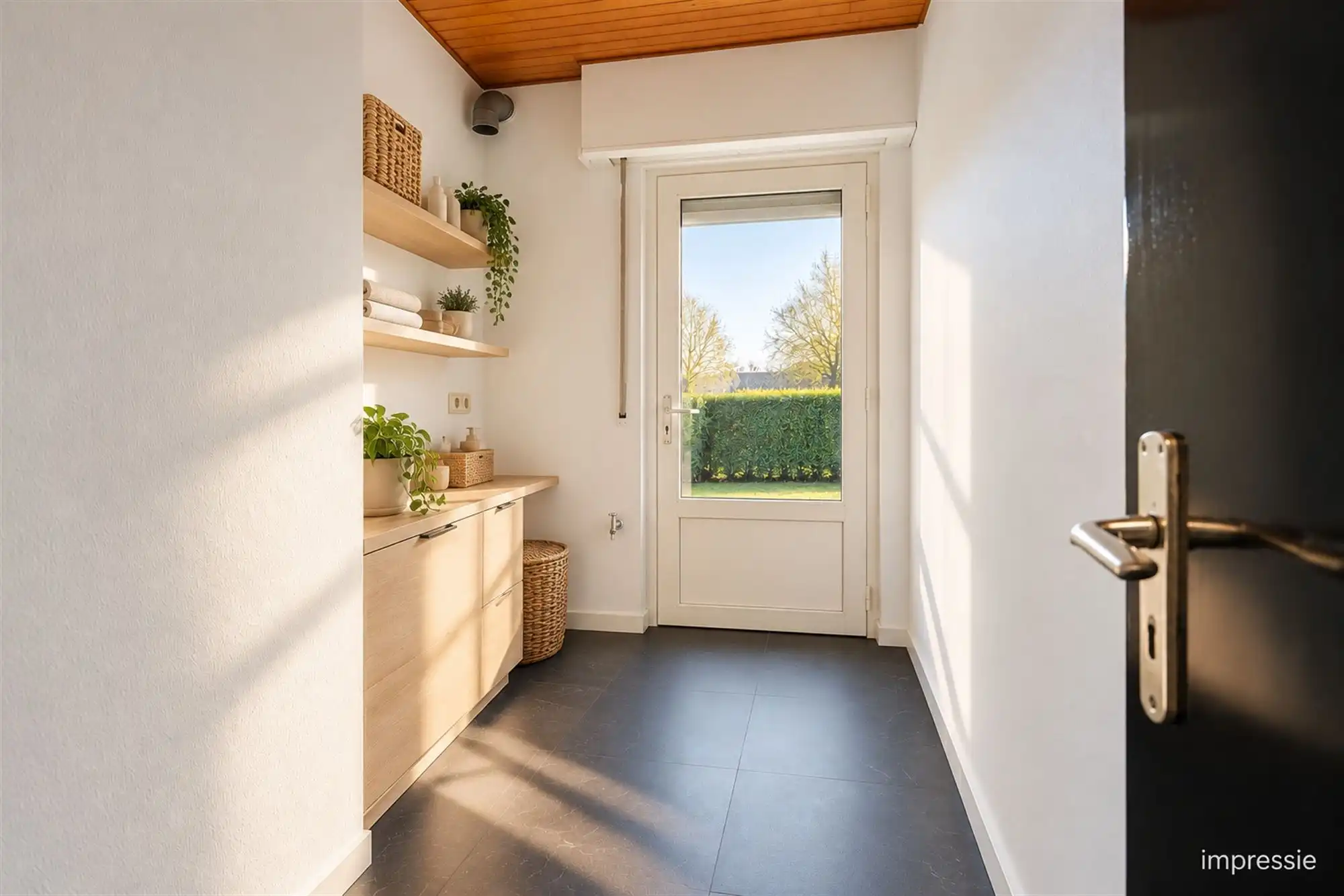 Ruime gelijkvloerse villa met garage en grote tuin foto 22