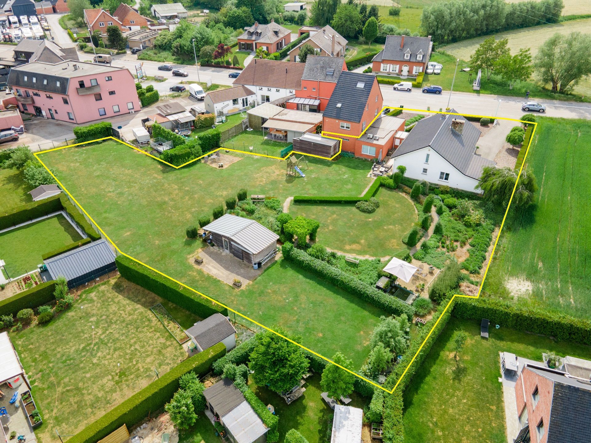 Instapklare villa/bungalow met aansluitend een kantoorruimte/handelsgelijkvloers op ruim perceel van +/- 30 are. Meerdere parkeerplaatsen foto 2