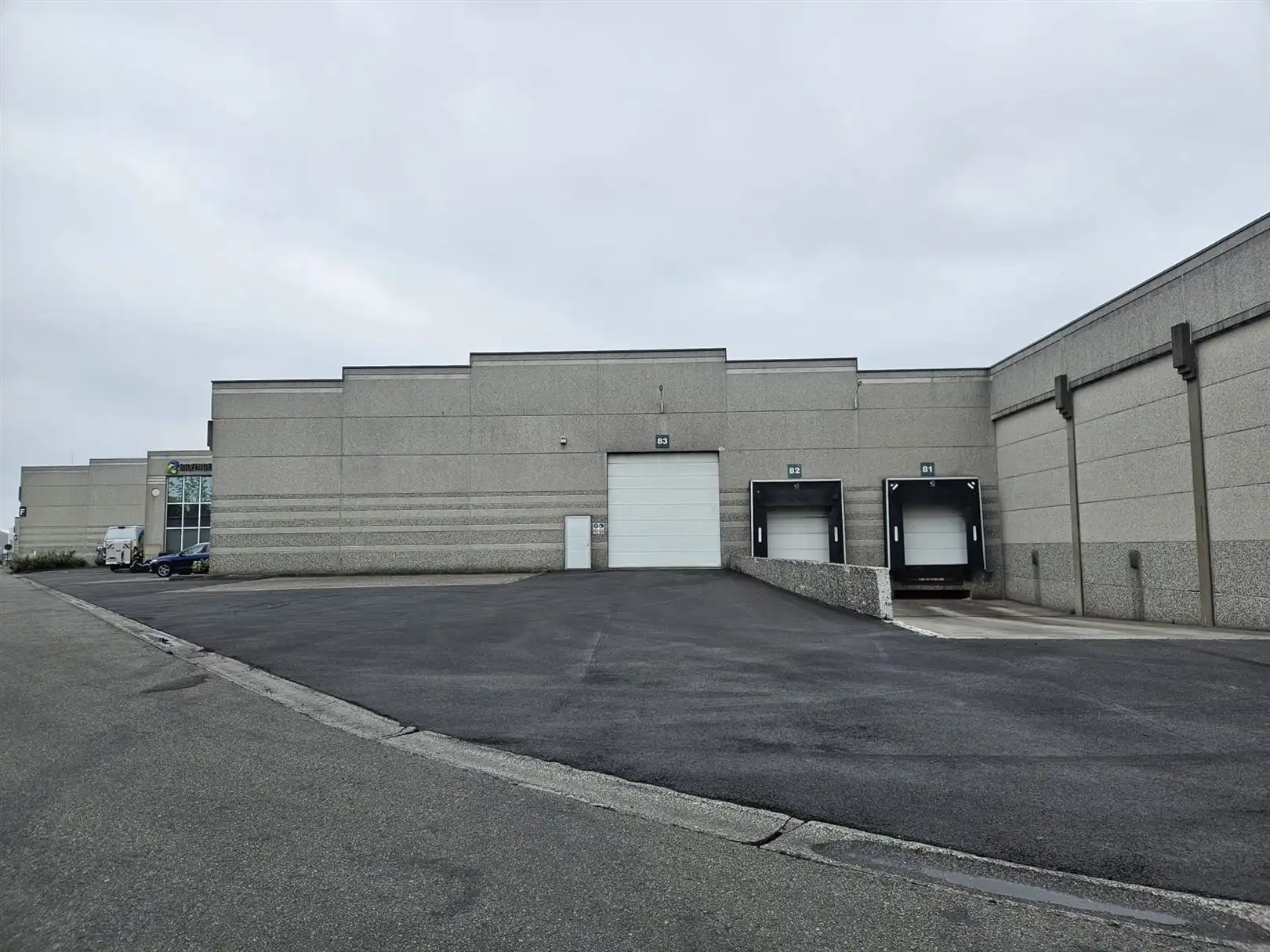 Magazijn met laad- en loskades te Desteldonk foto {{pictureIndex}}