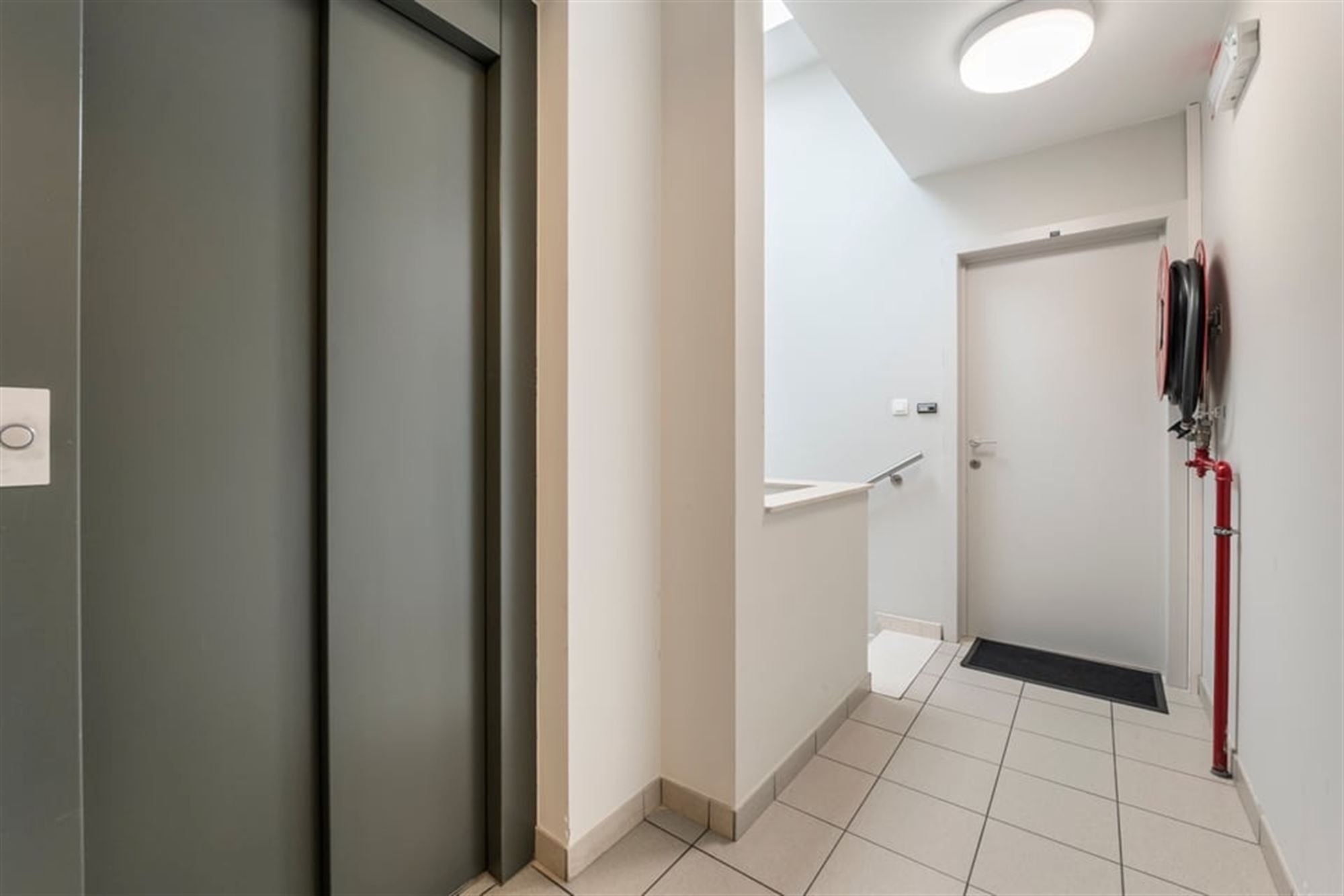 GEZELLIG 2 SLK APPARTEMENT MET STAANPLAATS IN HET CENTRUM VAN SINT-TRUIDEN  foto 22