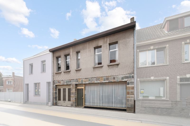 Ruime woning met 4 slaapkamers op 1752m² foto {{pictureIndex}}