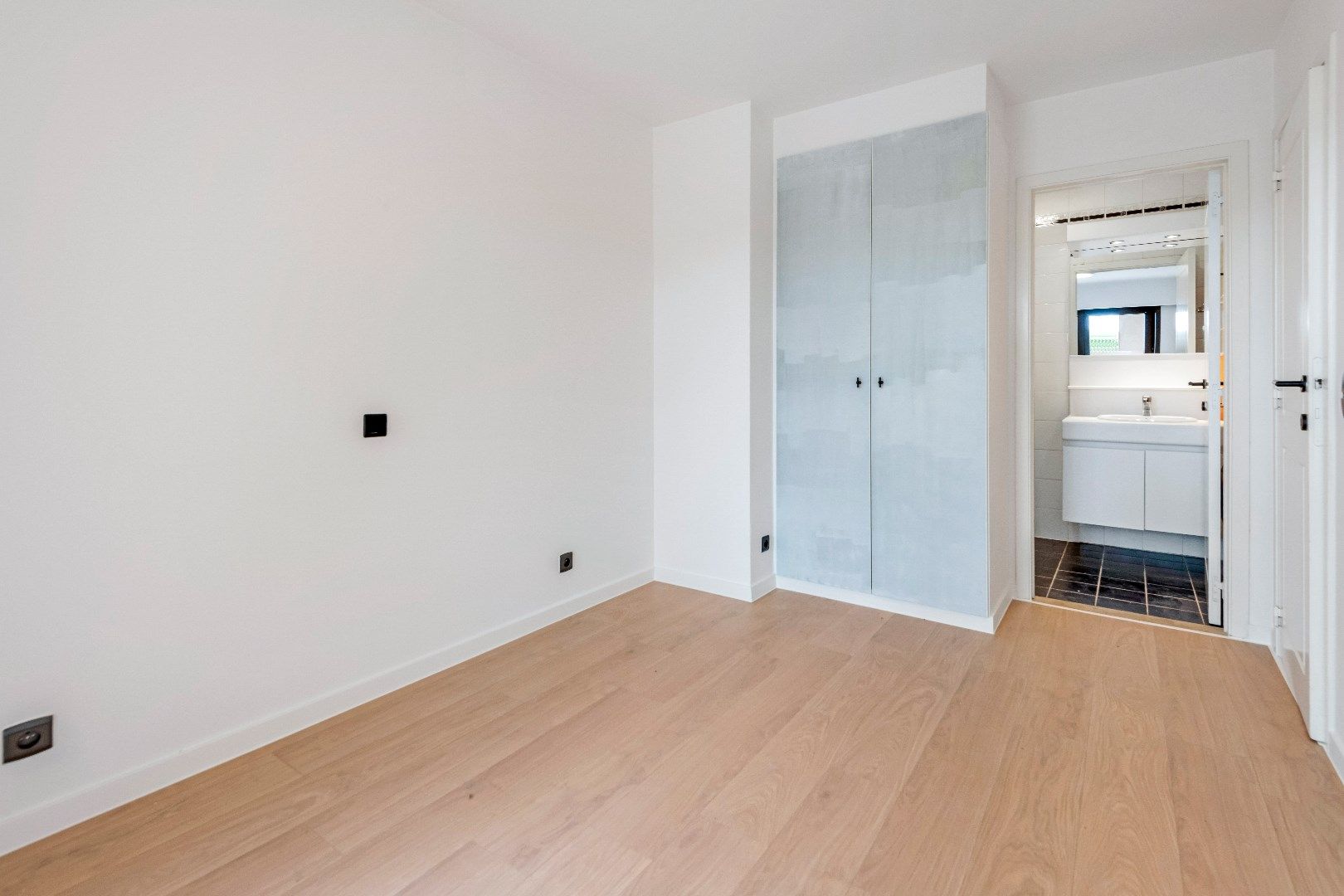 Ongemeubeld hoekappartement met veel licht en mooie terrassen vlakbij het Albertplein in het Zoute.  foto 14