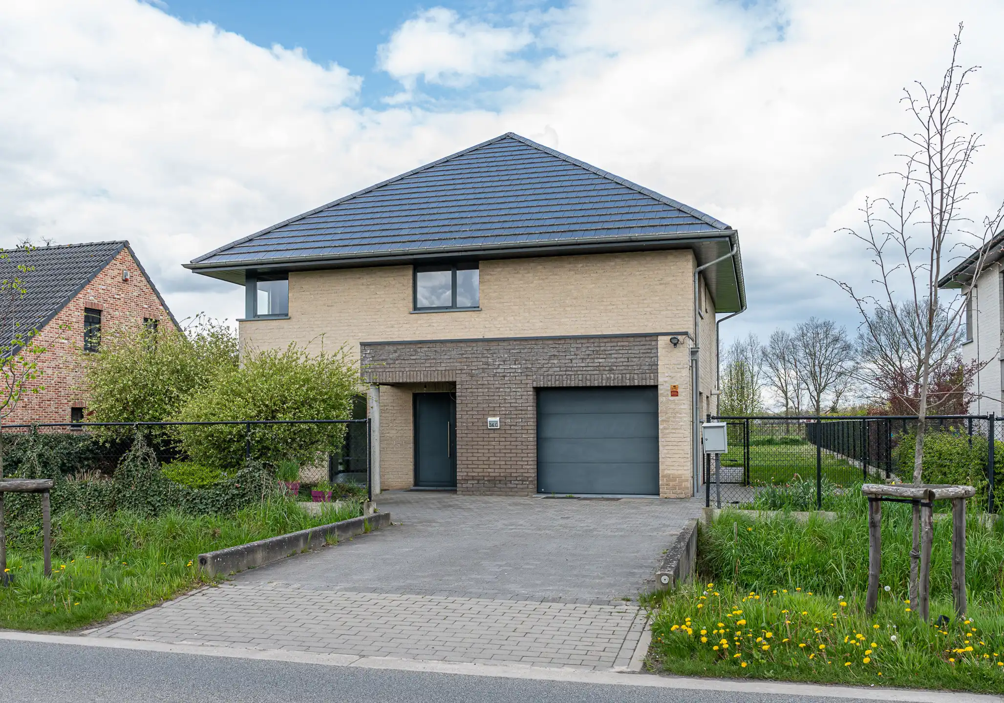 Moderne gezinswoning met inpandige garage en grote tuin. foto 3
