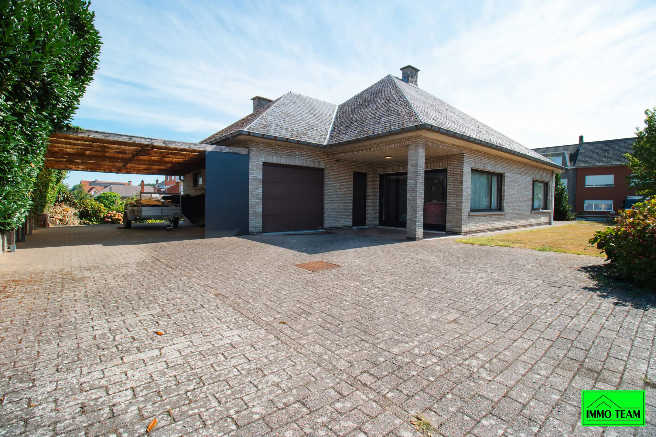 4-gevel woning in residentiële woonwijk foto 3