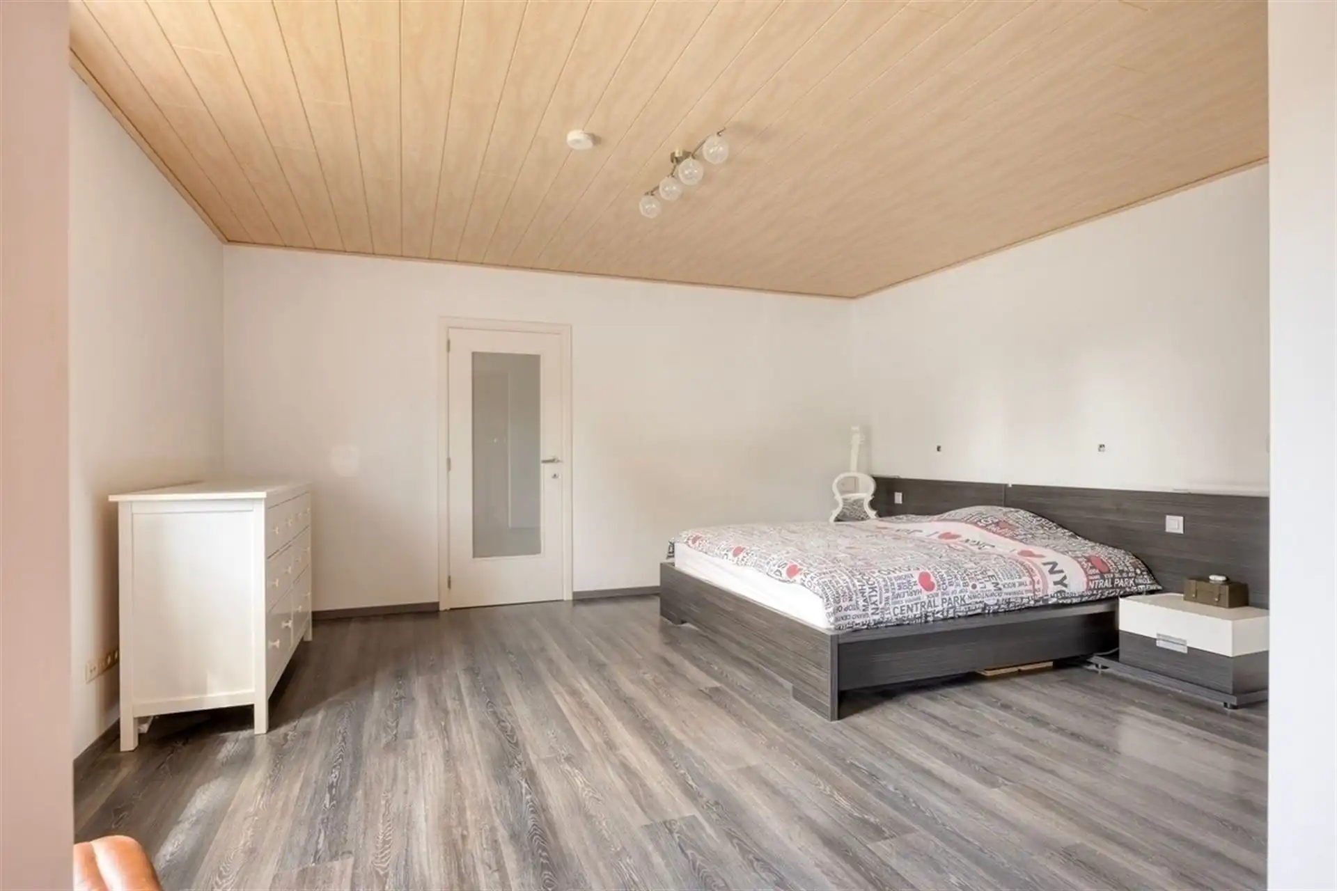 Instapklare villa met zwembad. Landelijke ligging in Leut. foto 15