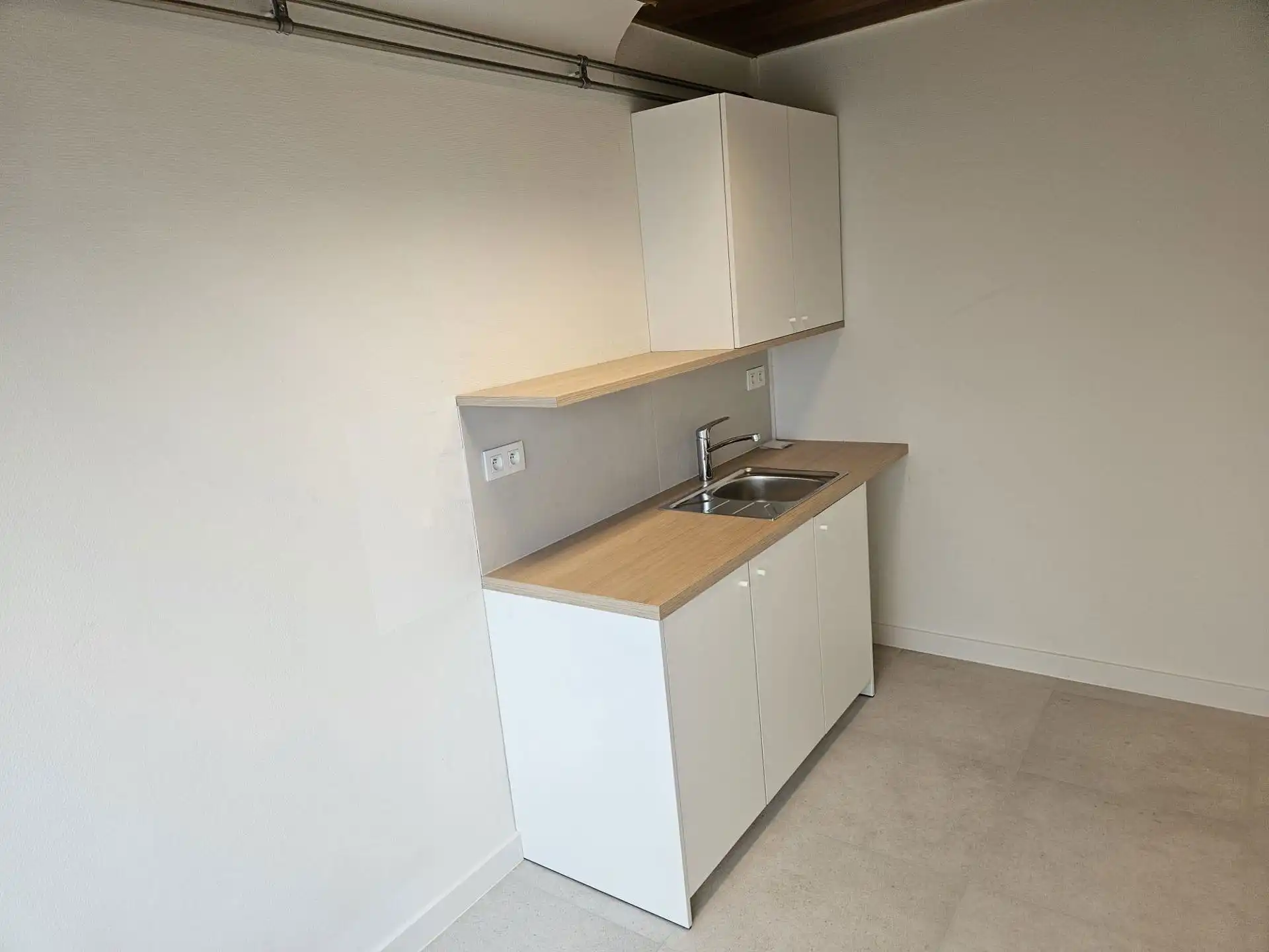 TE  HUUR in Meeuwen: kantoor/commerciële ruimte foto 8
