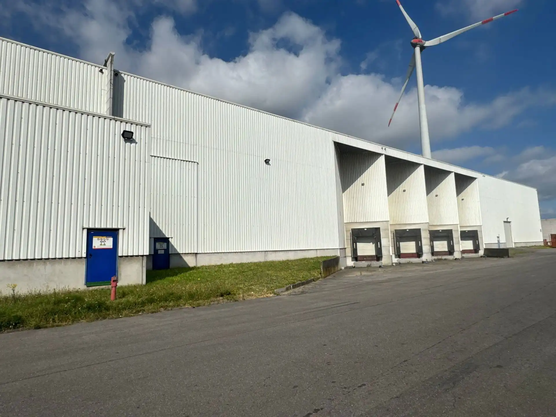 Ca. 8.625m² en 8.625m² magazijnruimten, met los- en laadkades, te huur langs de Noorderlaan.   foto 3