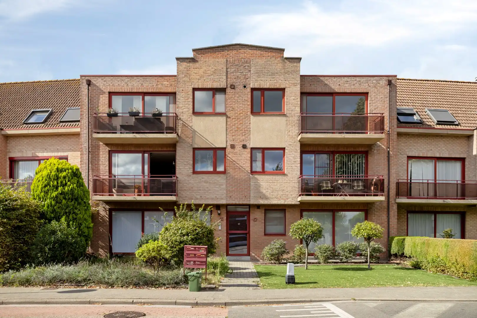 Ruim en goed onderhouden 2 slpk appartement met terras en garage foto 24