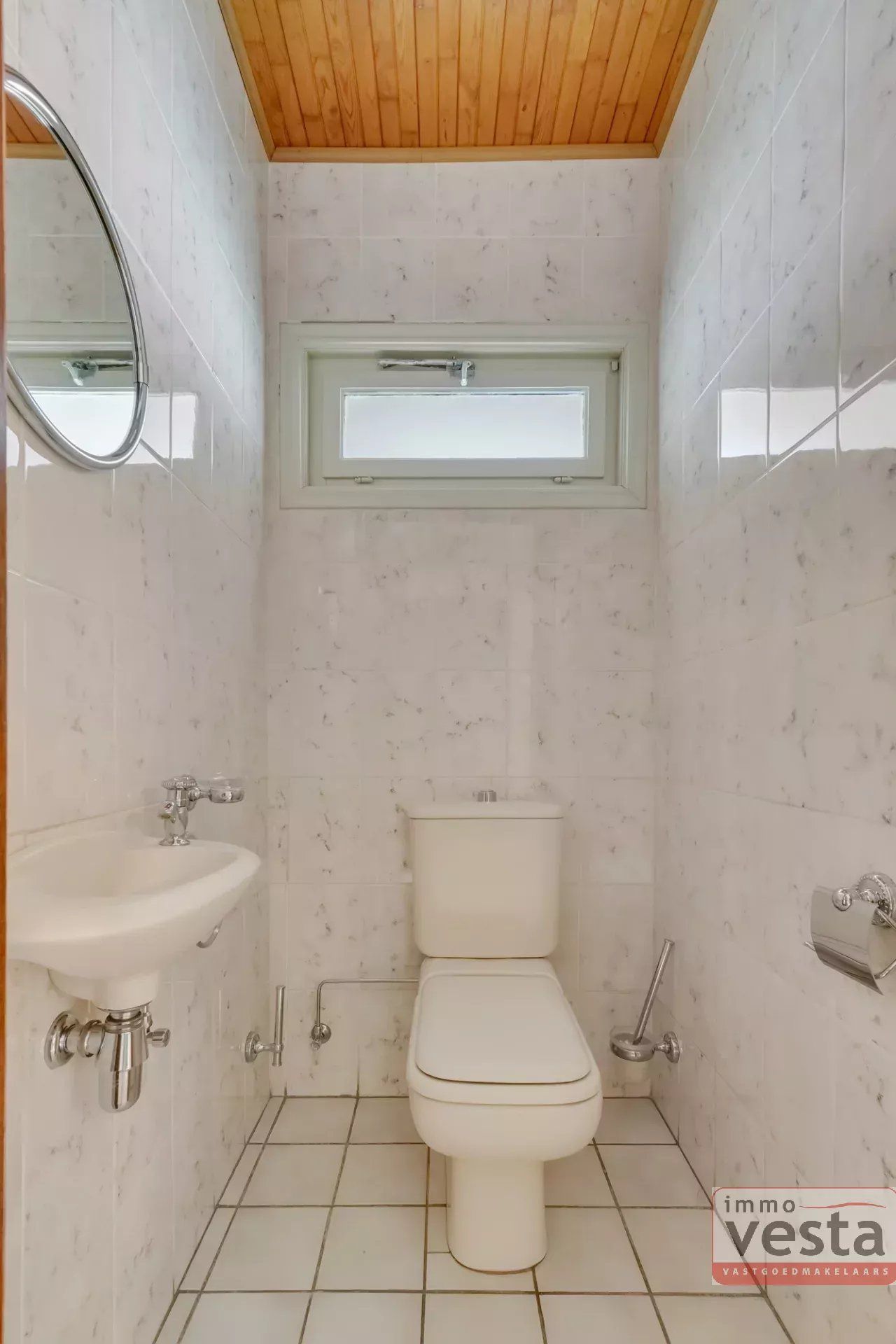 Ruime, op te knappen villa met handelsruimte foto 14
