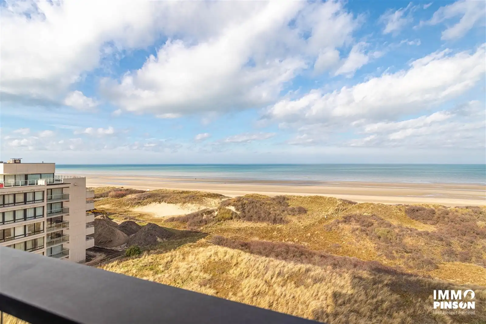 Lichtrijke assistentieflat met wijds zicht op zee, strand en duinen foto 7