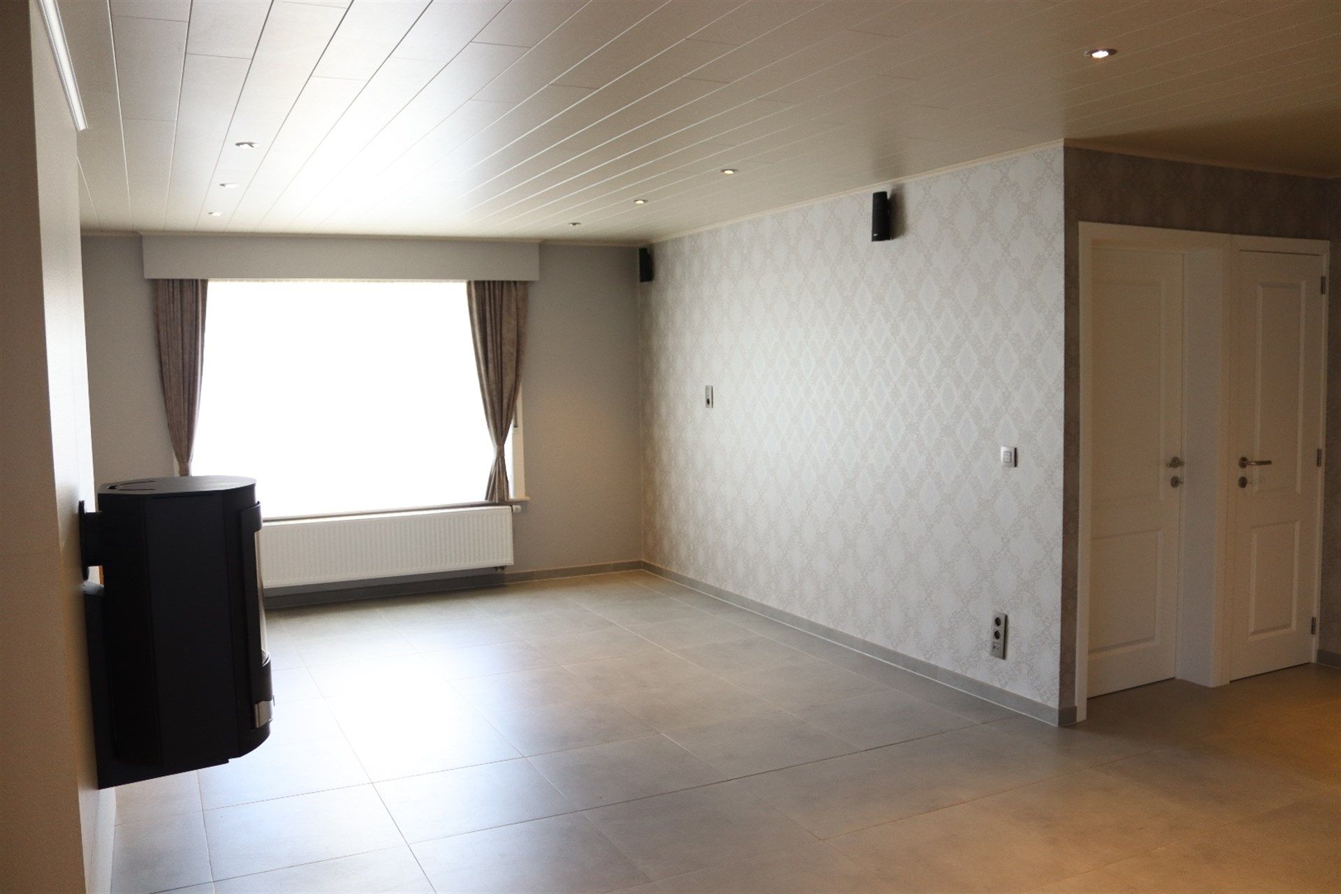 Gunstig gelegen halfopen woning met grote garage en tuin. foto 3