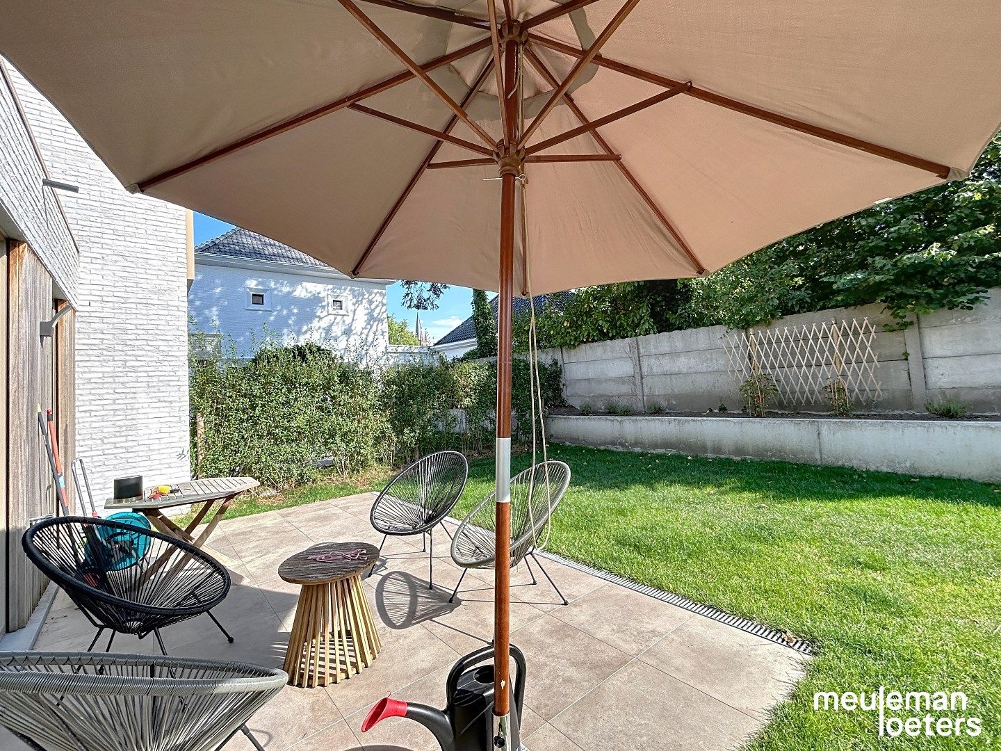 Recente woning op rustige locatie en carport foto 2