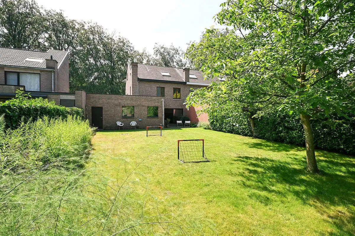 Ruime gezinswoning met grote tuin in groene omgeving foto 18