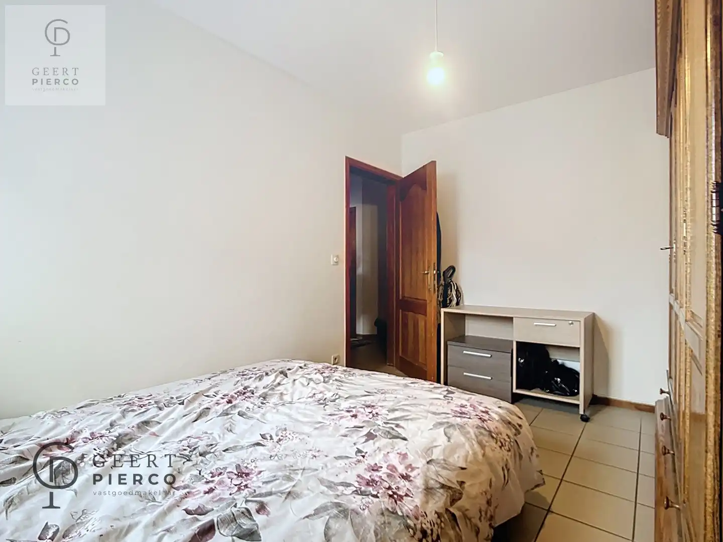 Aan Sint-Anneke 26 bus 102 te Sint-Truiden treffen we dit ruime appartement met drie slaapkamers en kelder. De centrale ligging (200m van Grote Markt) zorgt voor een optimaal bereik van winkels, station, scholen en eveneens de groene omgeving van de stadsvesten en het stadspark. foto 9