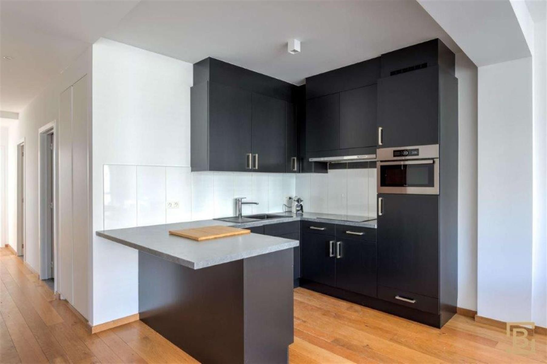 Modern gemeubeld appartement met drie slaapkamers en terras.  foto 5