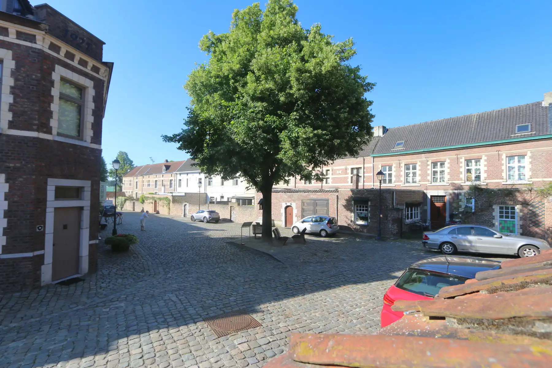 Authentieke begijnenwoning + bouwperceel met 6 garageboxen foto 28