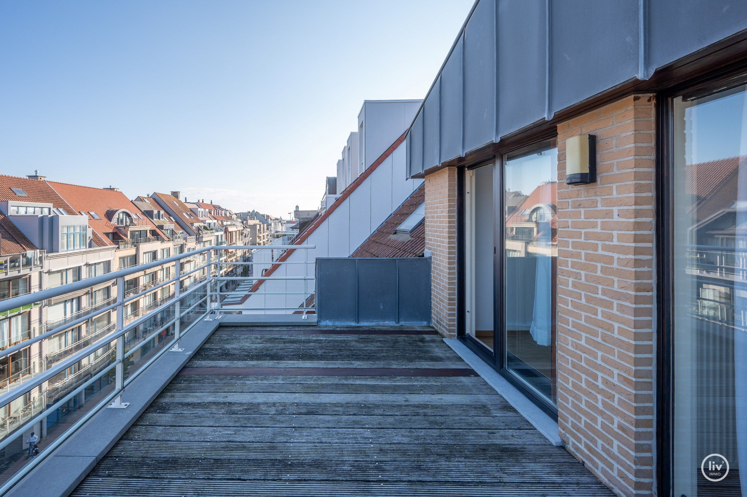 Aangename op te frissen duplex  met mooie terrassen centraal gelegen op de Leopoldlaan te Knokke.  foto 1