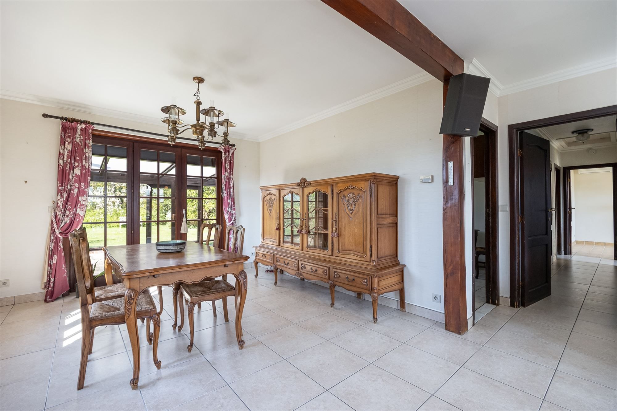 Open bebouwing met drie slaapkamers en grote tuin foto 6