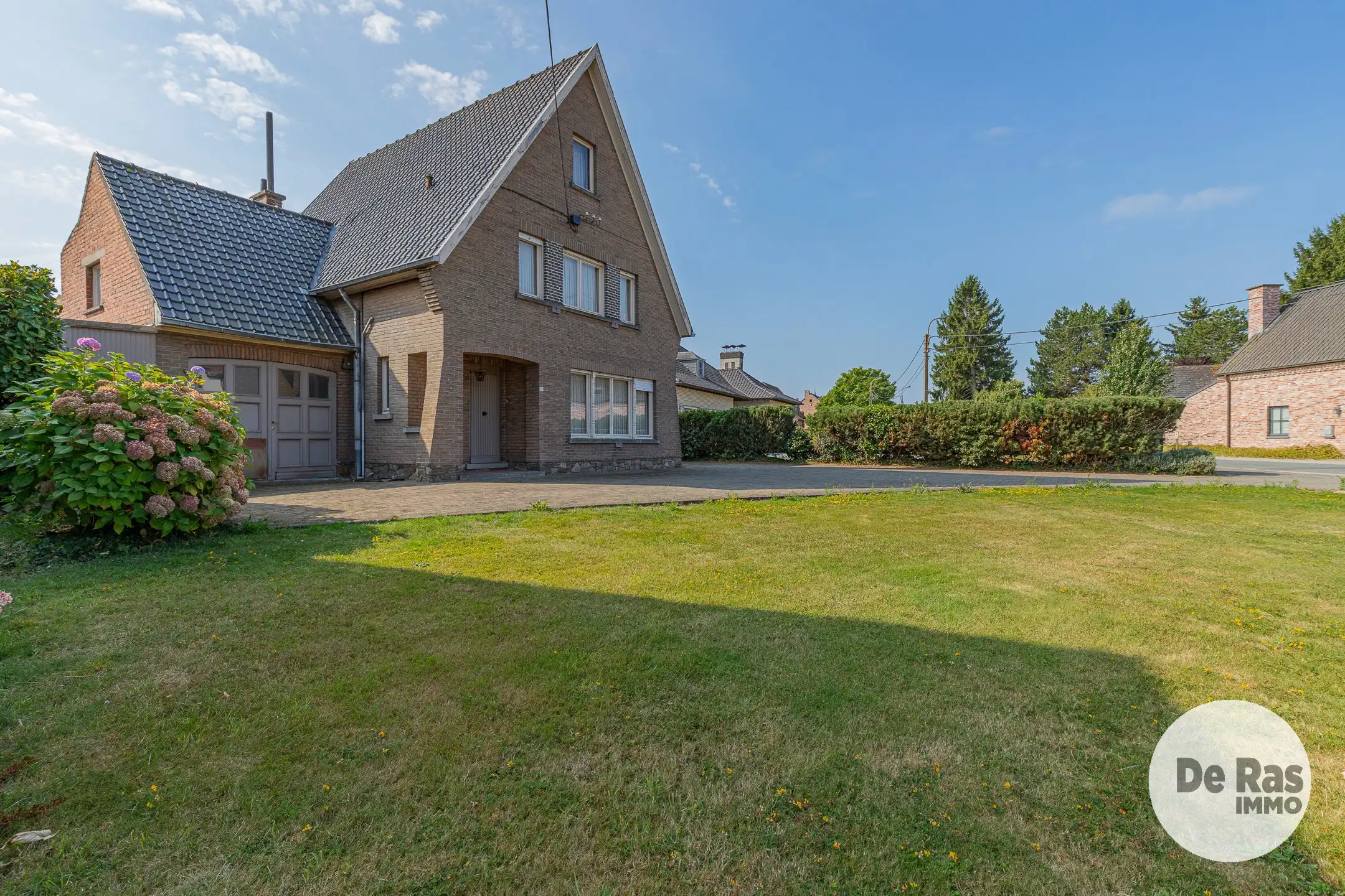VLEKKEM- Ruime woning met 4 slaapkamers en uitgestrekte tuin foto 3