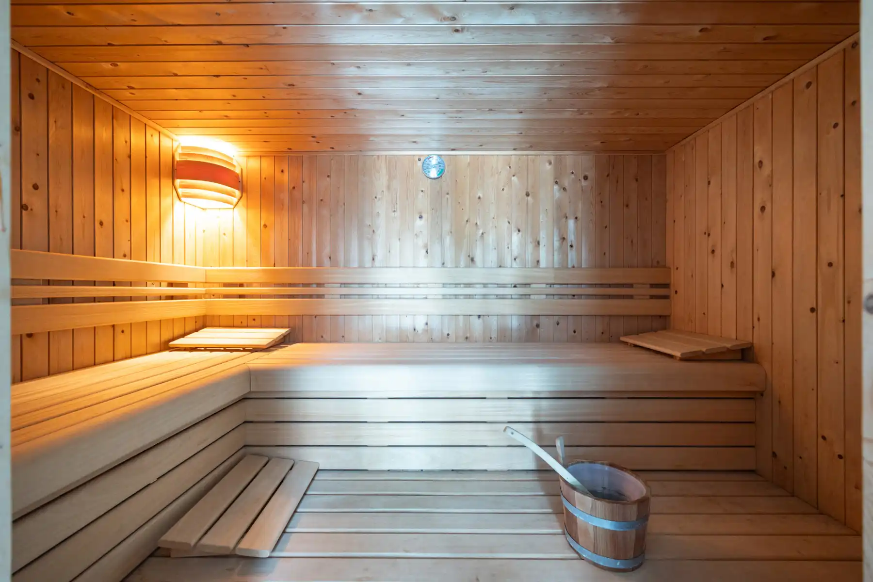 Exclusieve laagbouwvilla met binnen-en buitenzwembad foto 23