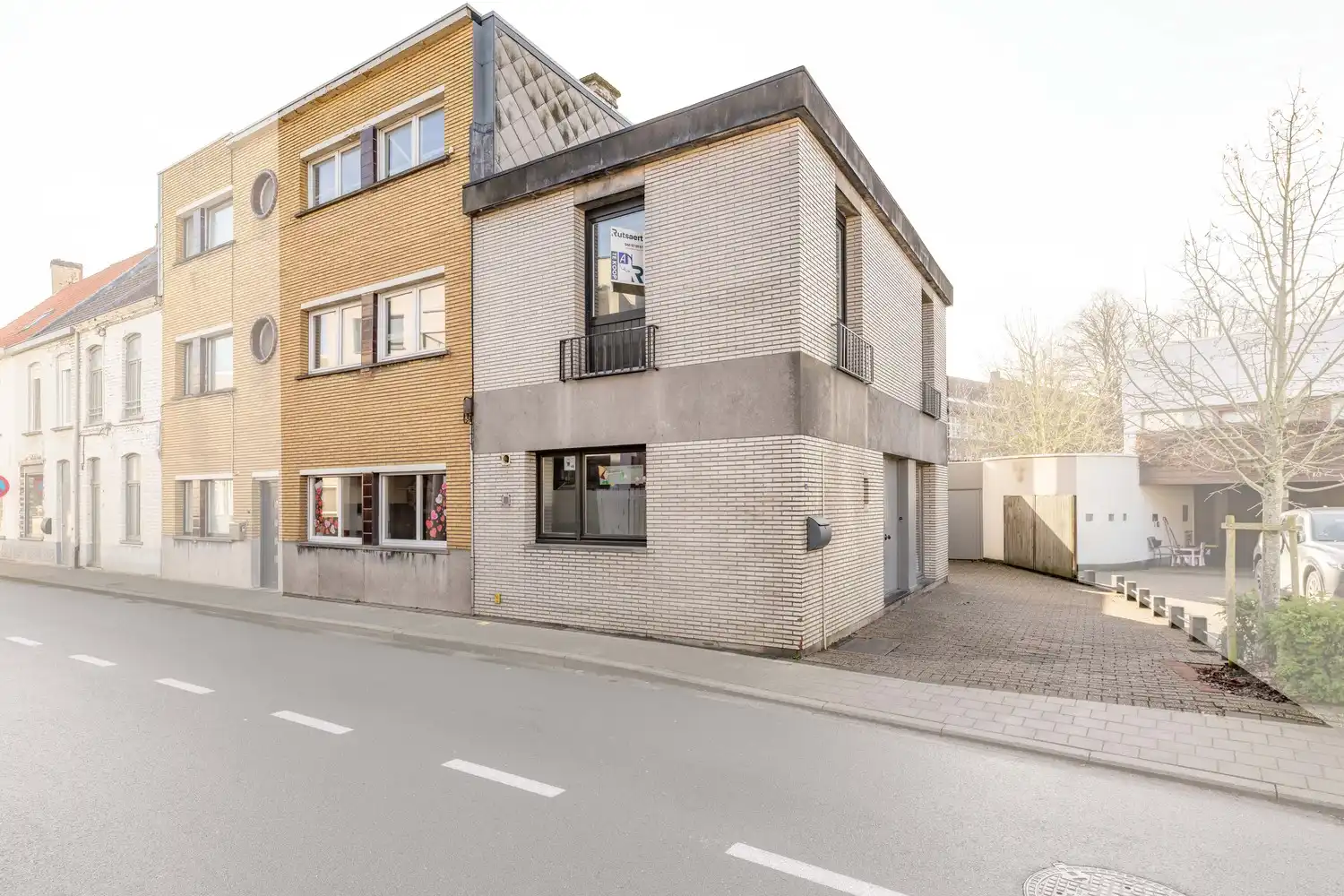 Halfopen woning met garage te Meulebeke. foto {{pictureIndex}}