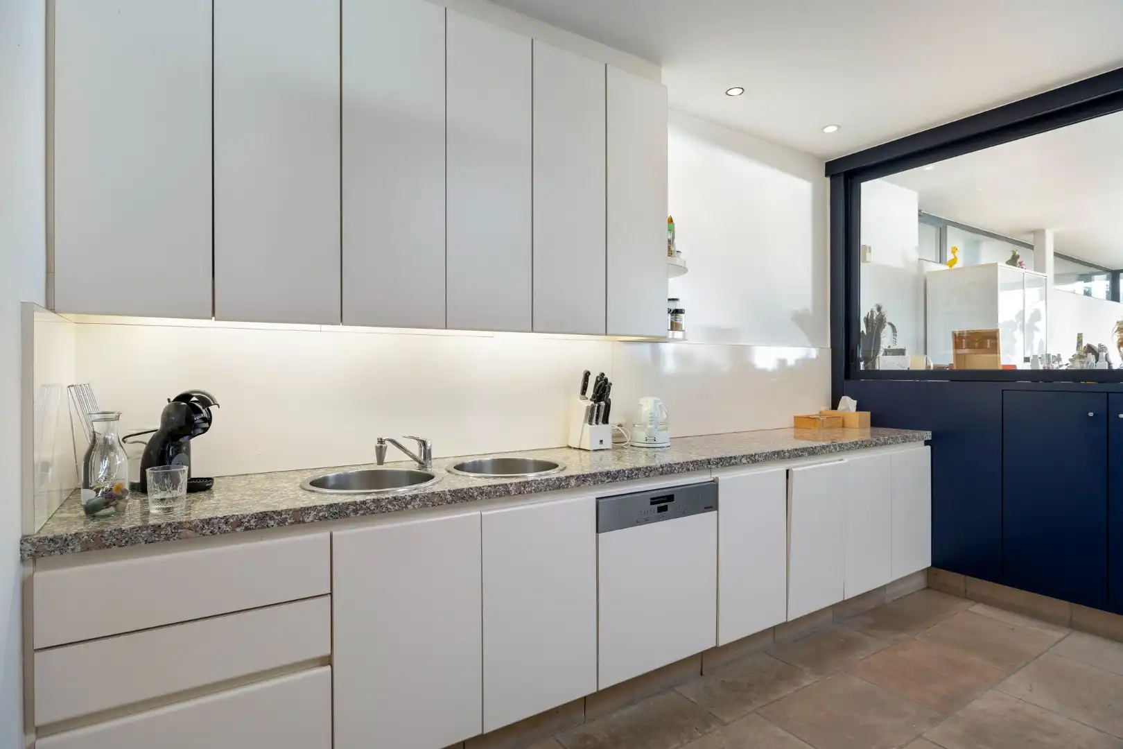 !! NIEUWE VOORWAARDEN !! Villa op een uiterst exclusieve locatie aan een prachtig privémeer foto 16