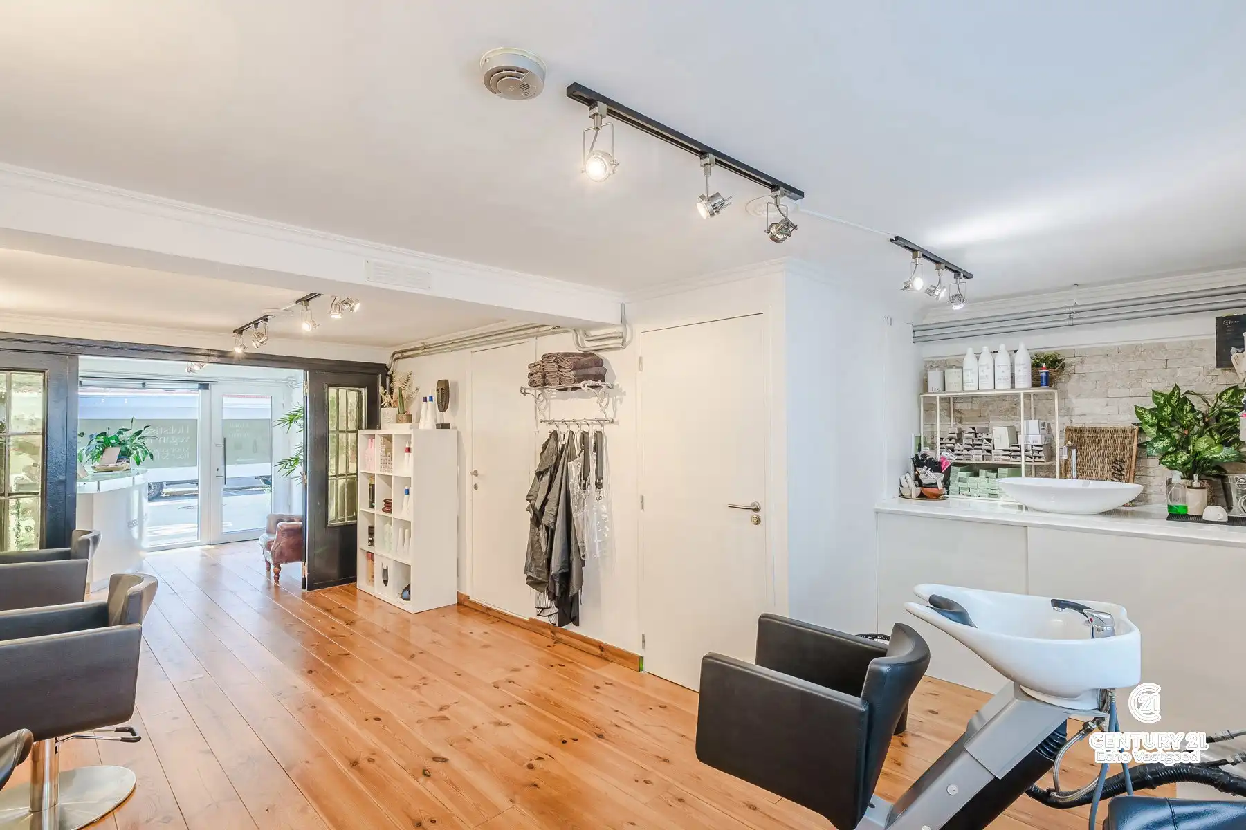 Instapklaar, energiezuinig wonen mét handelsruimte en garage foto 8