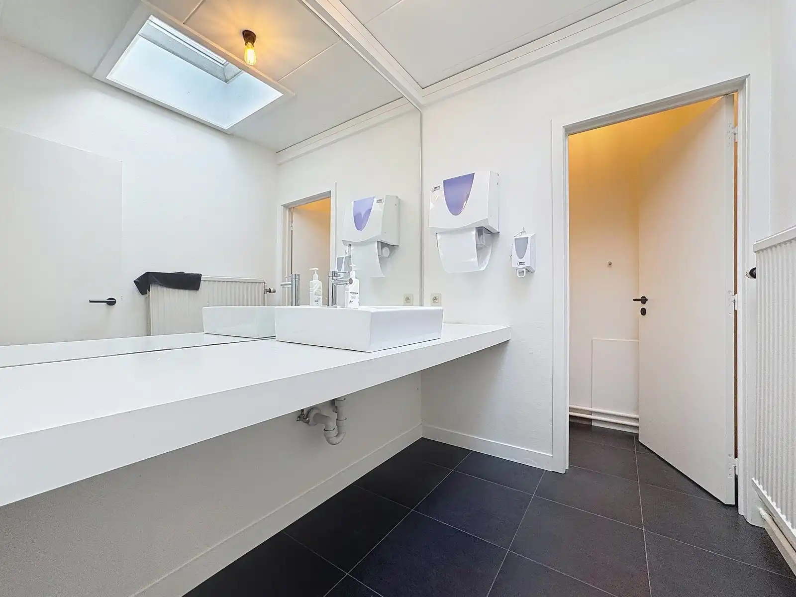 TOPLOCATIE: Lichtrijk en instapklare KANTOORGEBOUW (13 werkplaatsen) met ruime (198 P) parkeergelegenheid voor de deur! Vlakbij het station van Brugge. foto 9