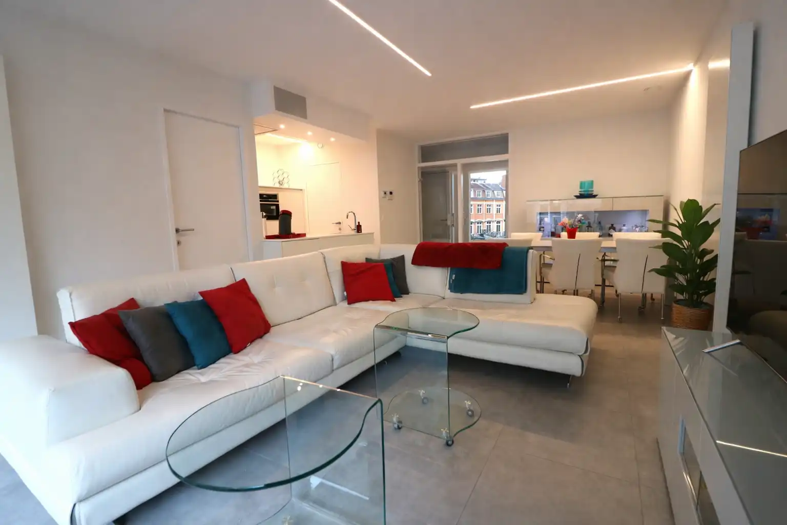 Recent 2-slaapkamerappartement met klassevolle afwerking op de hoek van Onderwijsstraat en Descampsstraat. foto 5