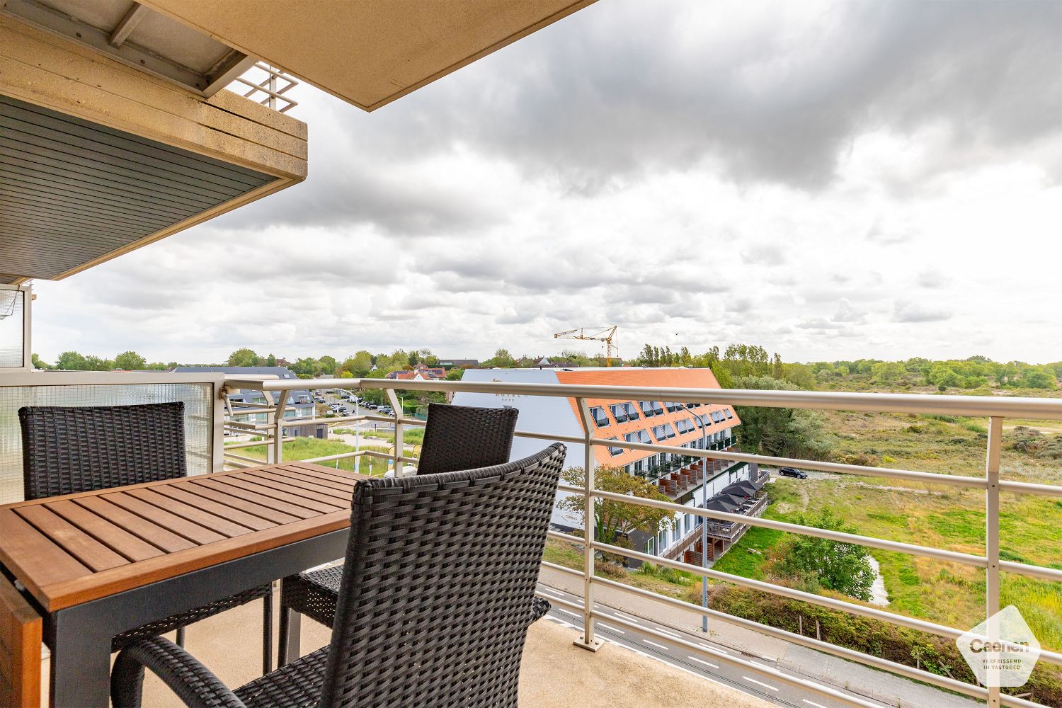 Zuid-gerichte studio met slaaphoek en prachtig zicht op de duinen foto 11
