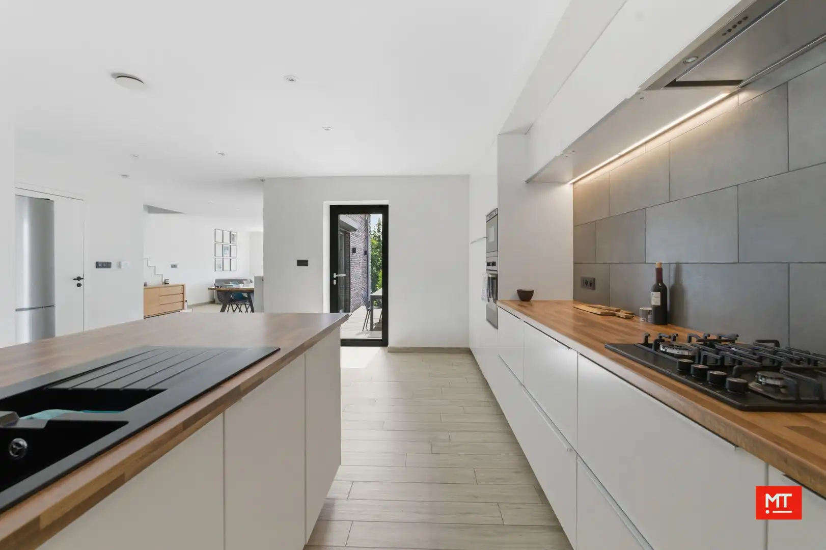 Instapklare alleenstaande woning op een rustige locatie in de dorpskern van Beselare foto 4