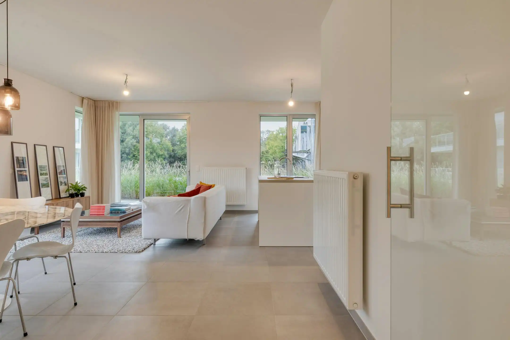 Instapklaar appartement in parktuin nabij hartje Roeselare! foto {{pictureIndex}}