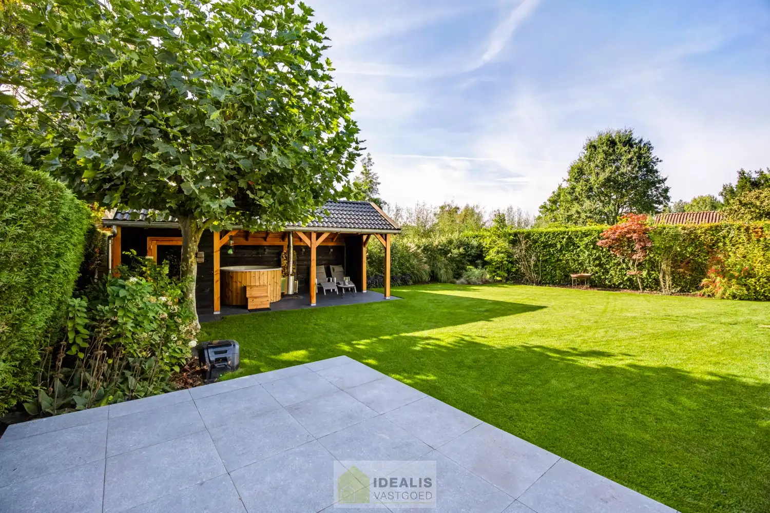 IDEALIS VASTGOED – EEN HUIS OM VERLIEFD OP TE WORDEN! DEZE PRACHTIGE INSTAPKLARE (LEVENSBESTENDIGE) VILLA MET EEN HEERLIJKE LICHTRIJKE LEEFRUIMTE VOORZIEN VAN EEN OPEN KEUKEN, 5 SLAAPKAMERS, 2 BADKAMERS, EEN PERFECT AANGELEGDE TUIN IN ALLE PRIVACY, UITGERUST MET EEN GOED VOORZIENE BUITENKEUKEN EN BIJGEBOUWEN INGERICHT VOOR WELLNESS (HOT TUB) EN BERGRUIMTE! EEN MUST VISIT VOOR ZIJ OP ZOEK NAAR MOOIE HUIZEN! foto 48