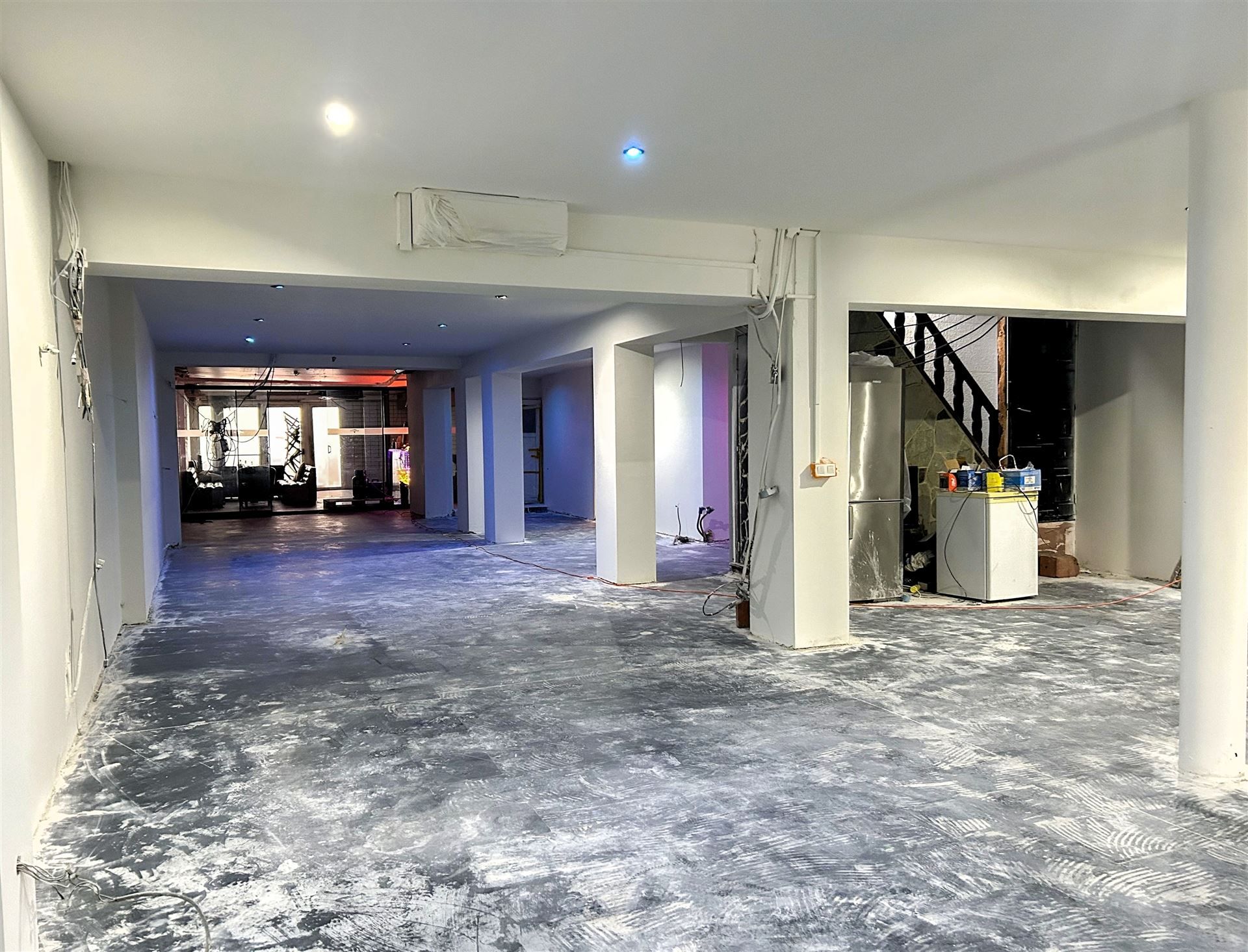 Handelspand met bovenliggend appartement met 1 slaapkamer gelegen op commerciële locatie in Maasmechelen! foto 2