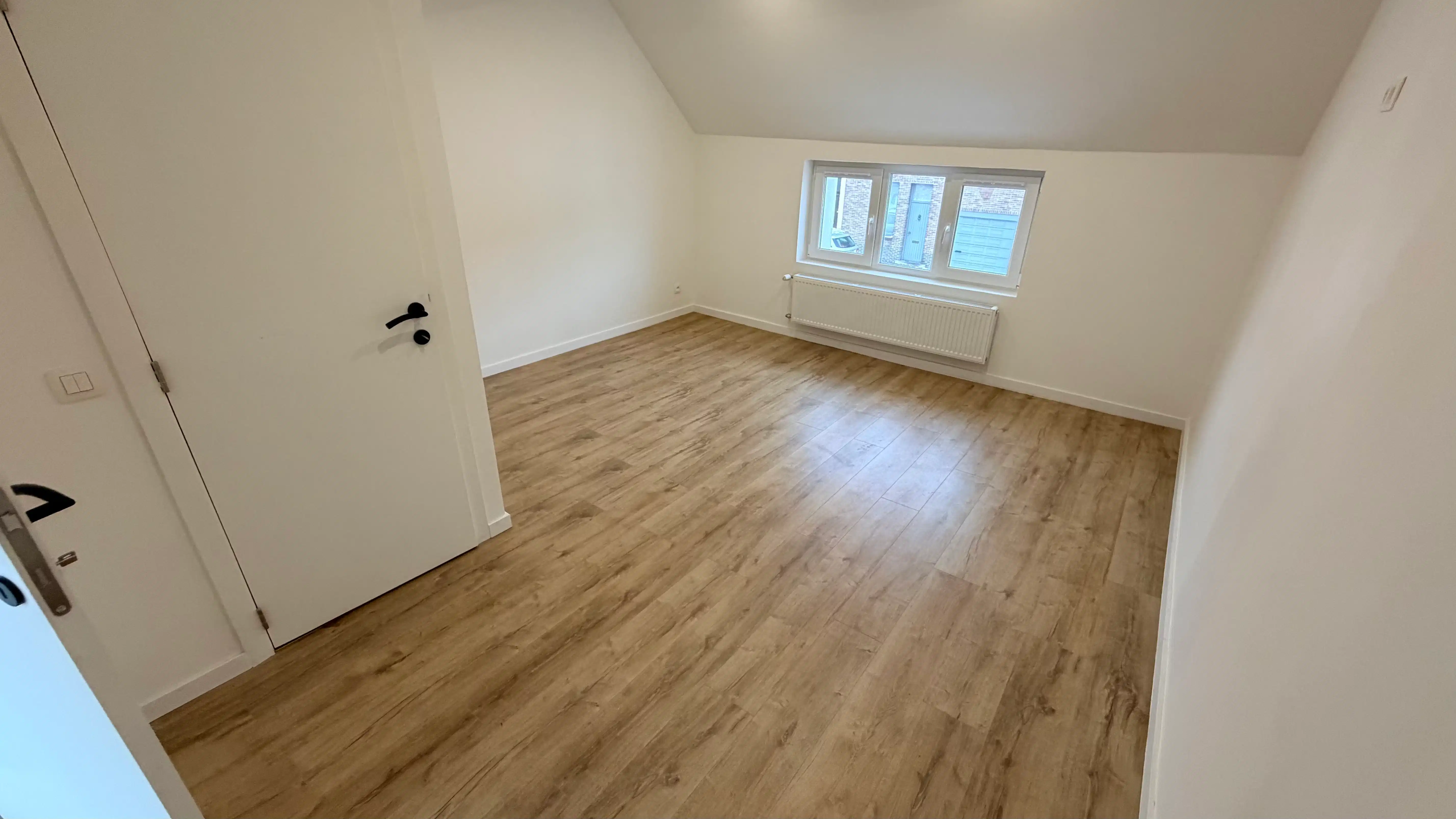 Rijwoning met 2 slaapkamers met eigen badkamer - TOTAALRENOVATIE foto 9