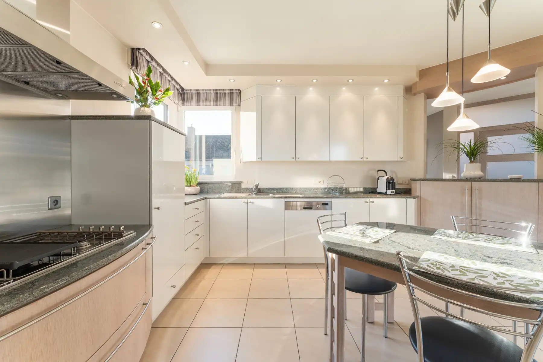 Verzorgde woning met ruim bijgebouw op perceel van 1.369 m² foto 6