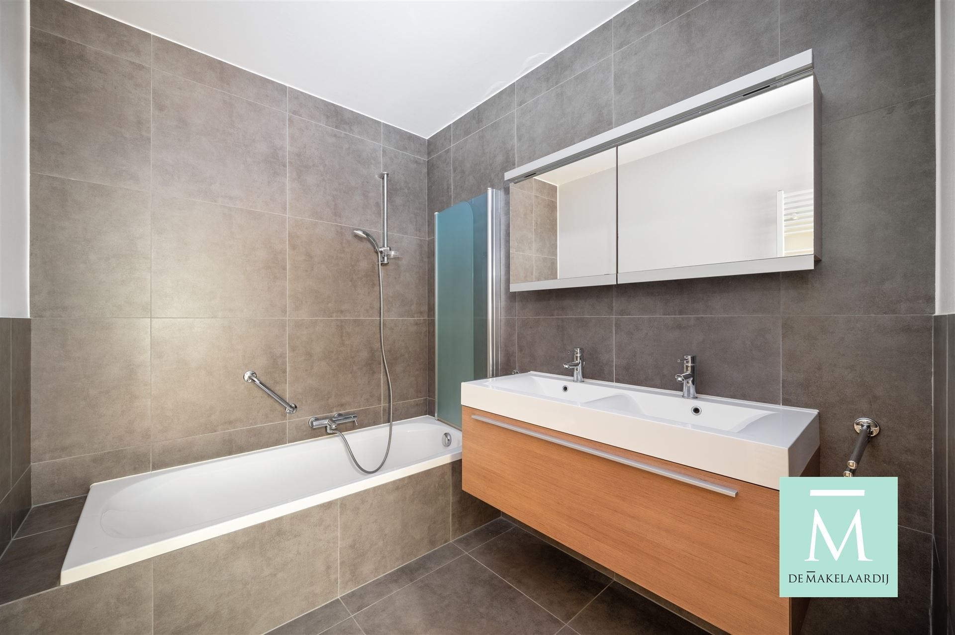 Mooi appartement met autostaanplaats en berging, gelegen in een afgesloten parkdomein foto 12