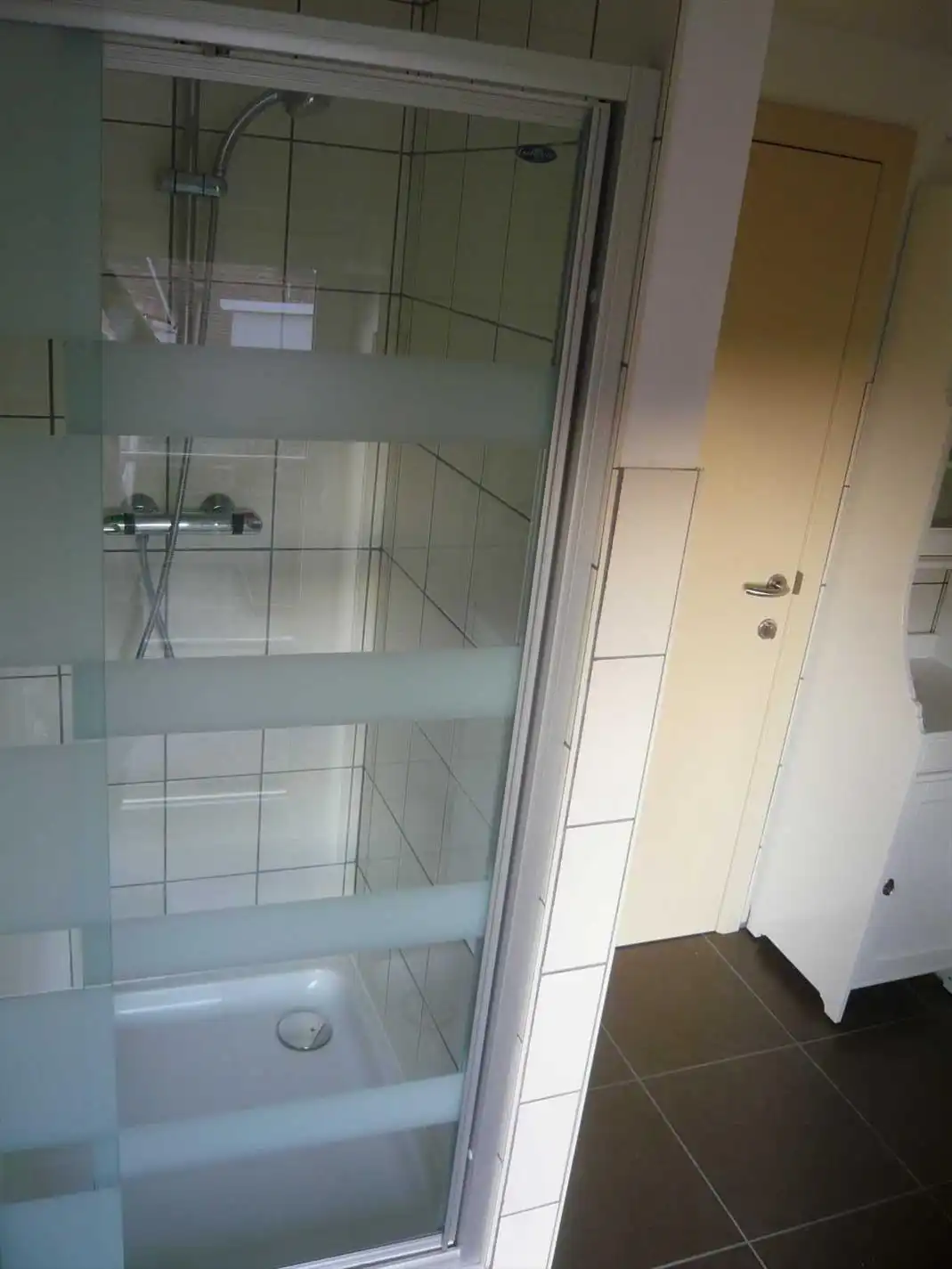 Mooie gerenoveerde vrijstaande woning met garage en achterliggend terrastuintje. foto 11