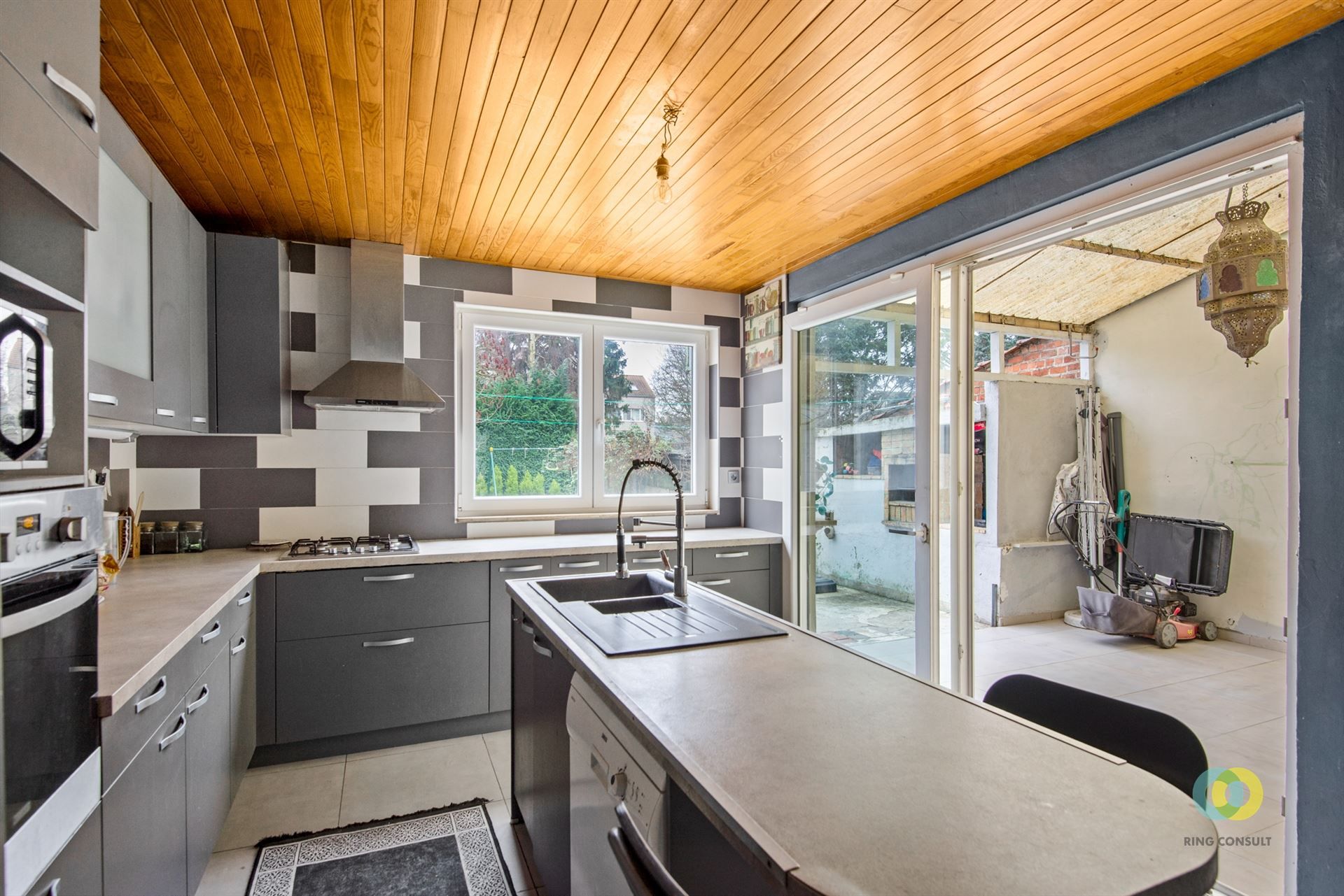 Ruime te renoveren woning met tuin en garage foto 5