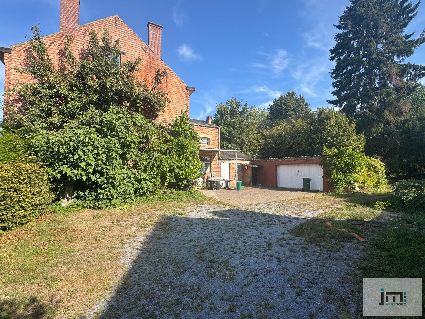 Woning op een groot perceel foto 2