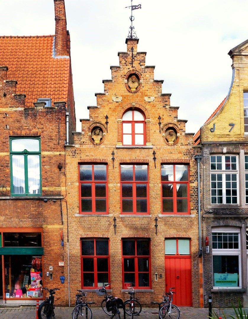 Karaktervol burgershuis gelegen aan de St-Jakobskerk in de historische stadskern  foto 2