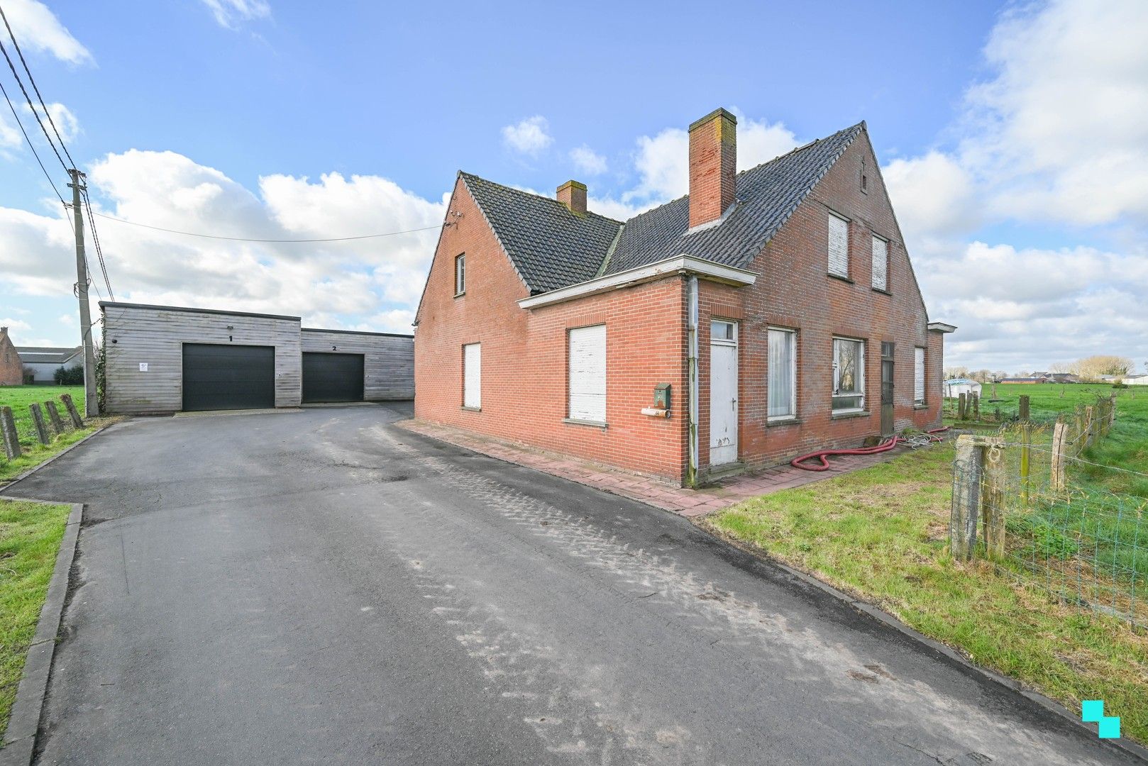 Landelijk gelegen woning met diverse loodsen foto 7