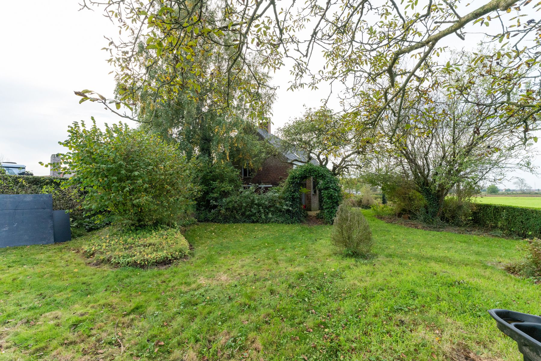 Te renoveren woning met uniek verzicht op 639m² foto 5