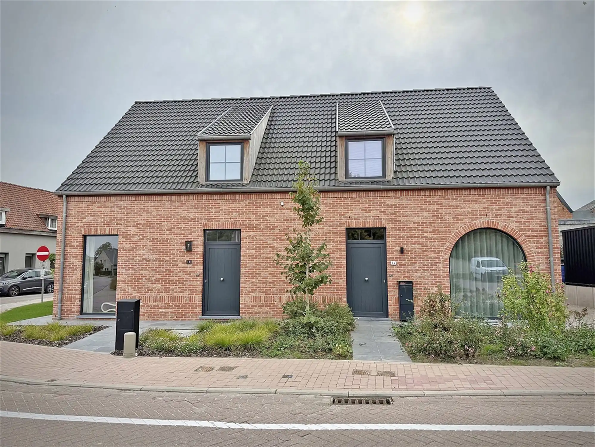 Recente, instapkl. WONING met 3 slpks, terras / tuin & 2 autostnpltsn foto 2