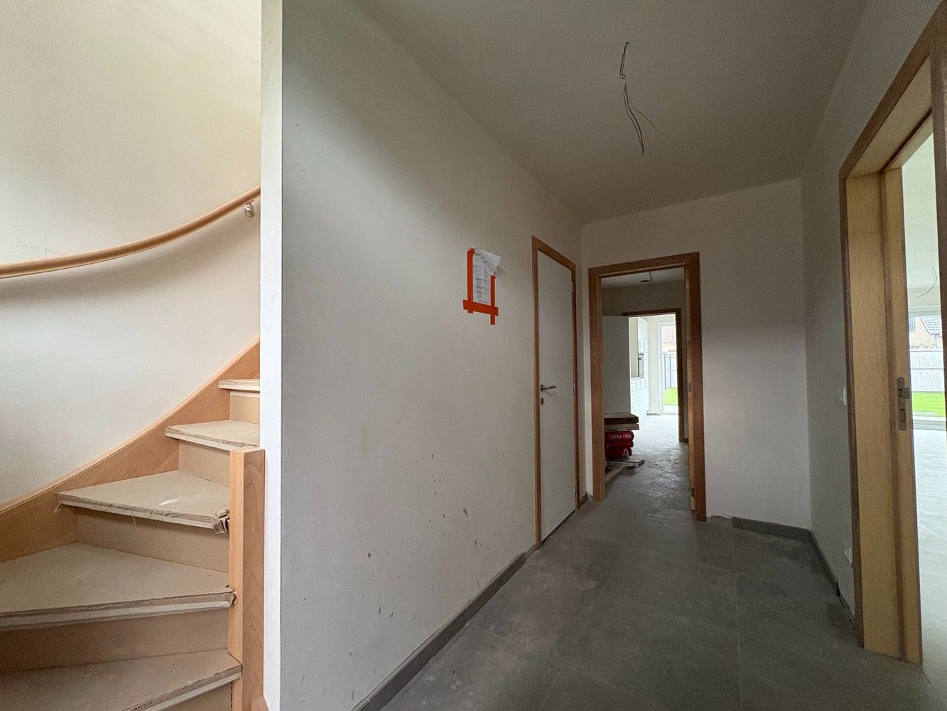 Nieuwbouwwoning met drie slaapkamers + carport foto 2
