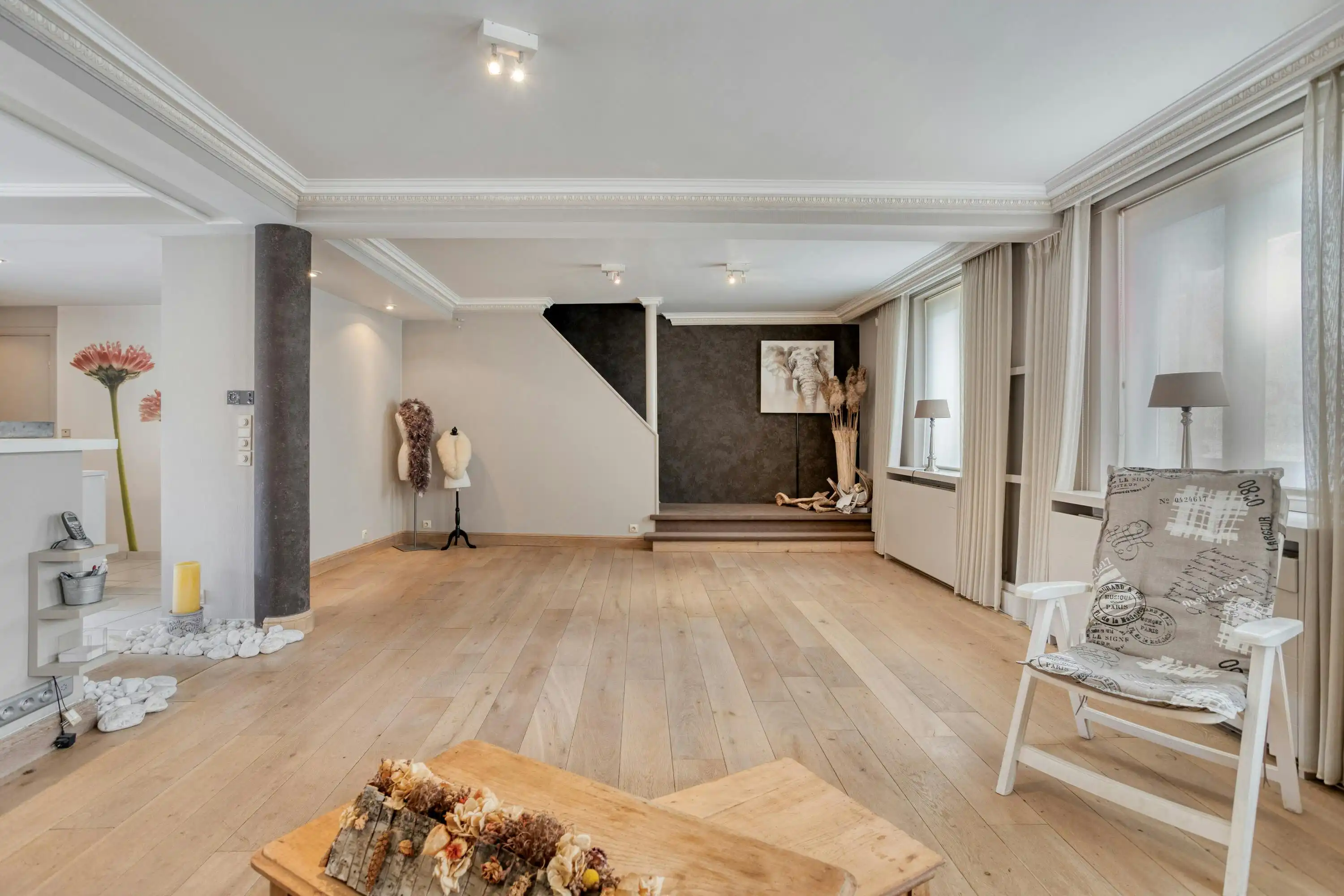 Ruim karaktervol huis van ca. 262 m² te Izegem. foto 2