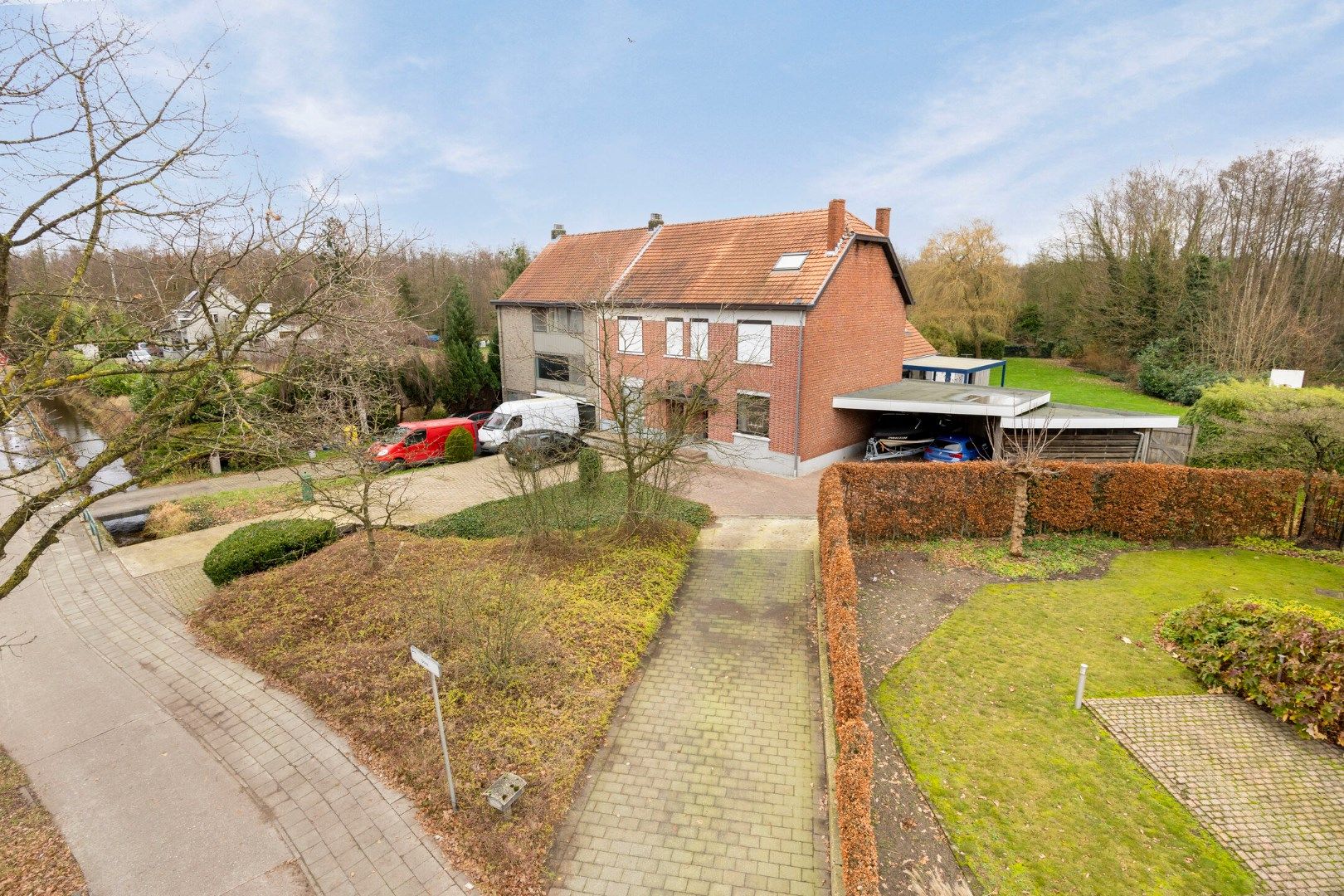 Ruim ingedeelde woning met 4 slpks op een mooi perceel van 21 are met achterliggend groen. foto {{pictureIndex}}